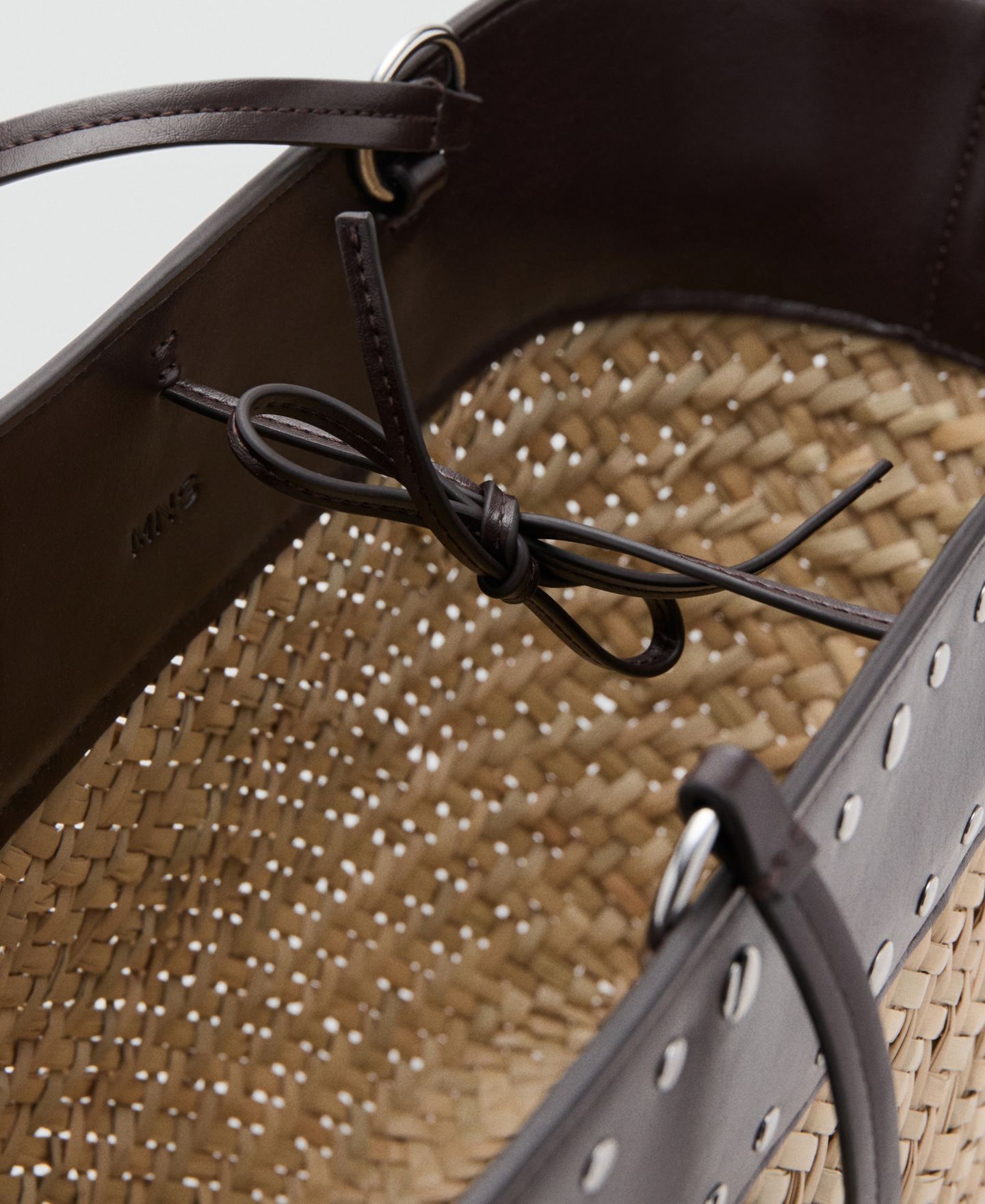 Женская сумка MANGO Studs Raffia Shopper, цвет: Шоколадный — фото 3