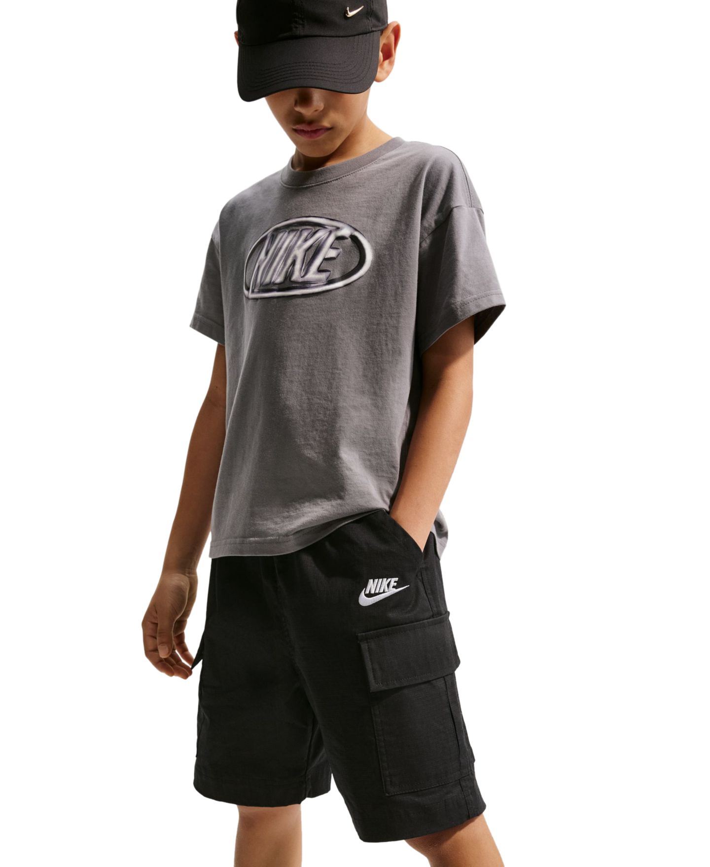 Шорты Nike Sportswear Club Woven Cargo Shorts для мальчиков, цвет: Чёрный / Белый — фото 2