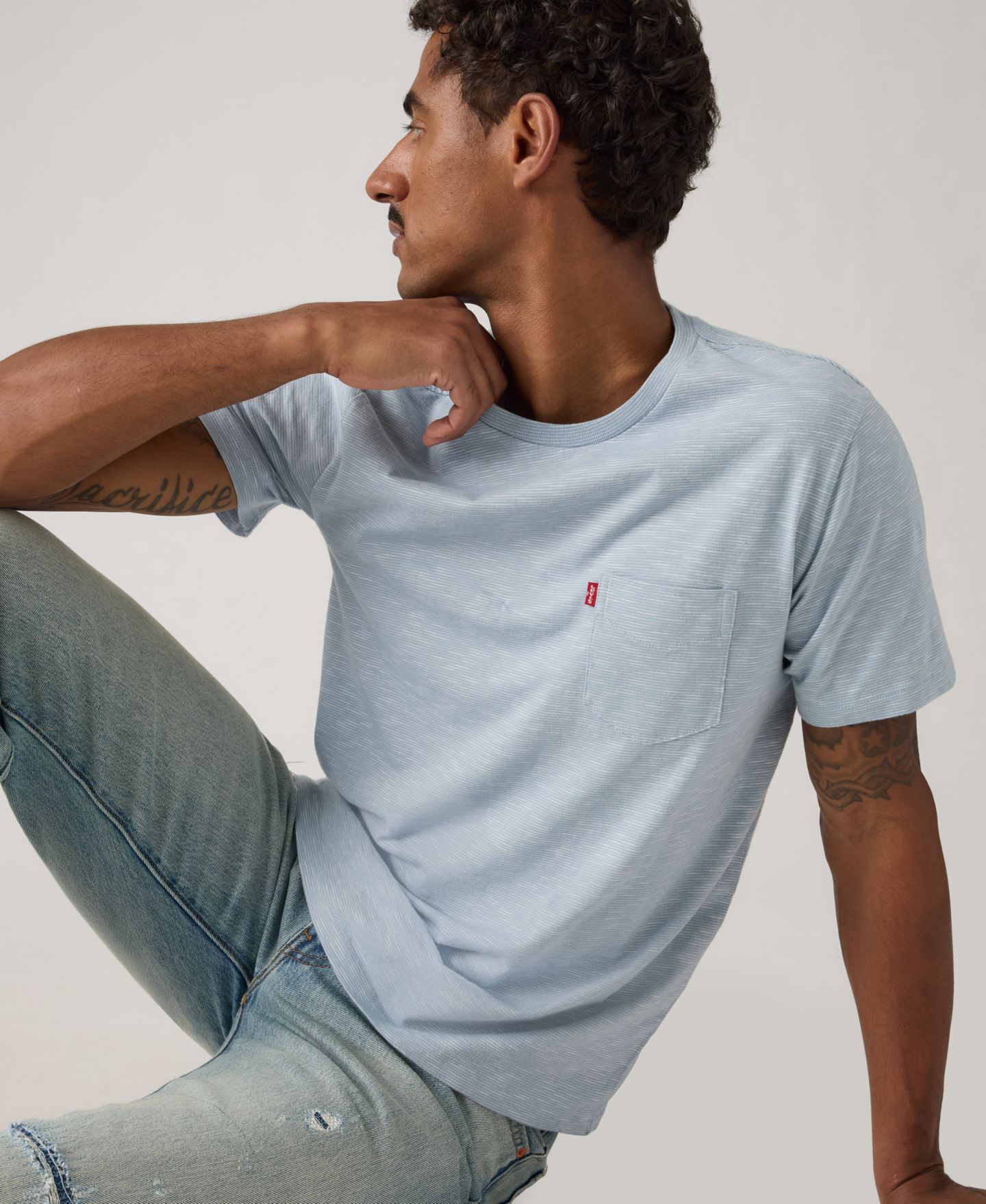 Мужская футболка Levi's Classic Pocket Crewneck Short-Sleeve, цвет: Шамбре — фото 3