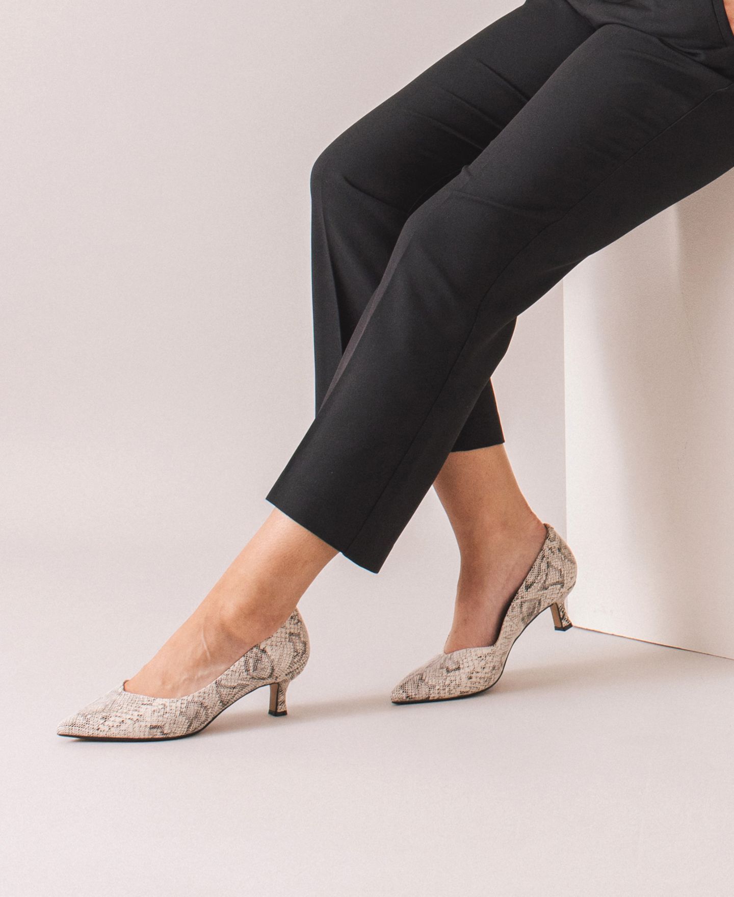 Женские туфли Journee Collection Scylee Pointed Toe Dress Pumps, цвет: Чёрный лаковый — фото 4