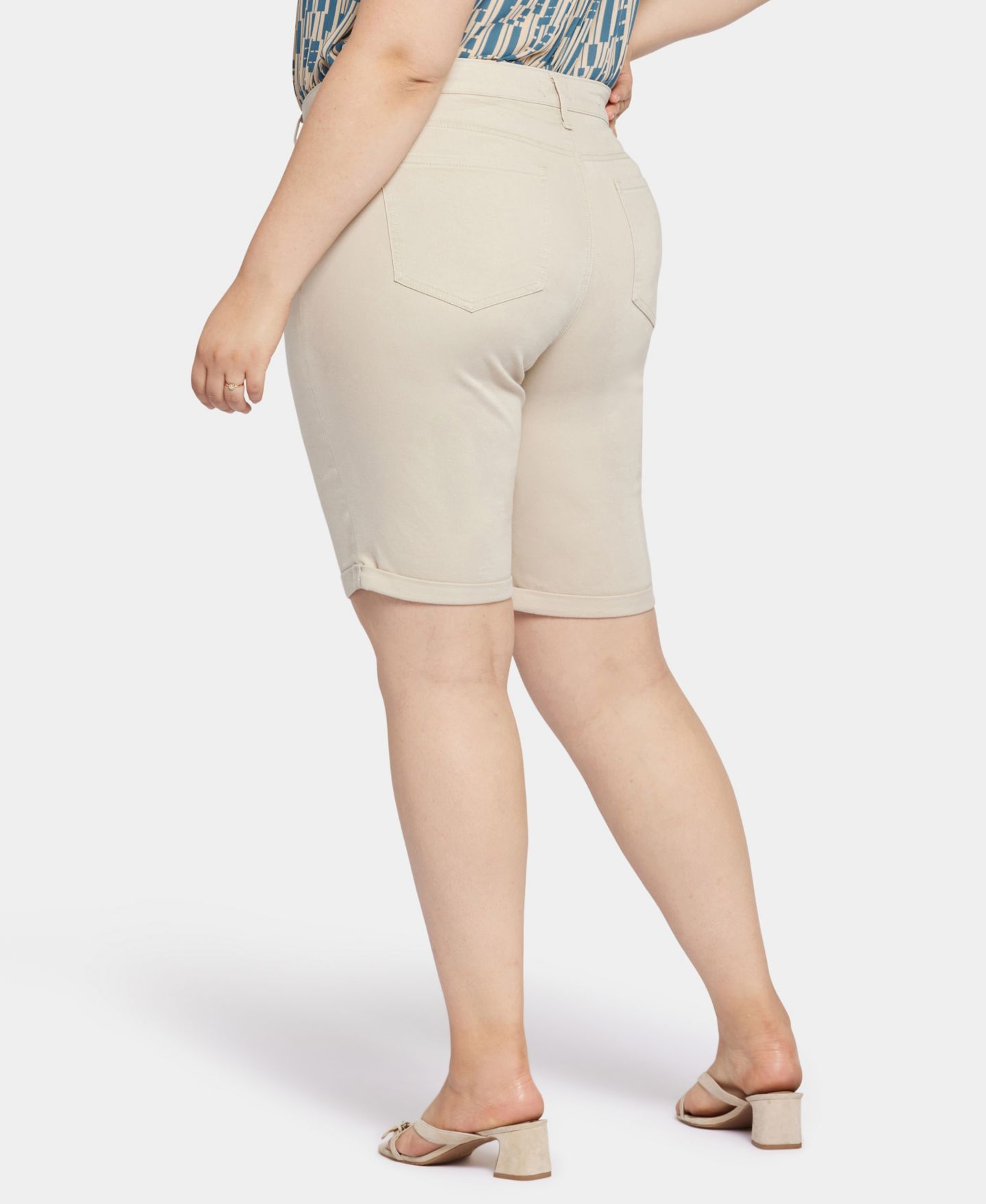 Женские шорты NYDJ Plus Size Briella Roll Cuff Short with Lift Tuck Technology, цвет: Feather — фото 5