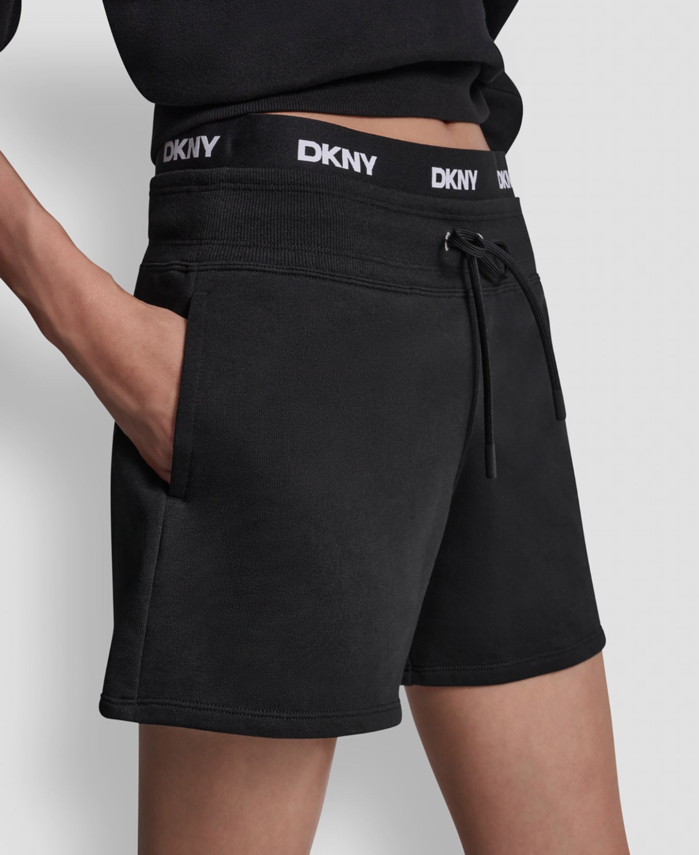 Женские шорты DKNY Sport High-Rise Logo Elastic Waistband, цвет: Чёрный — фото 3
