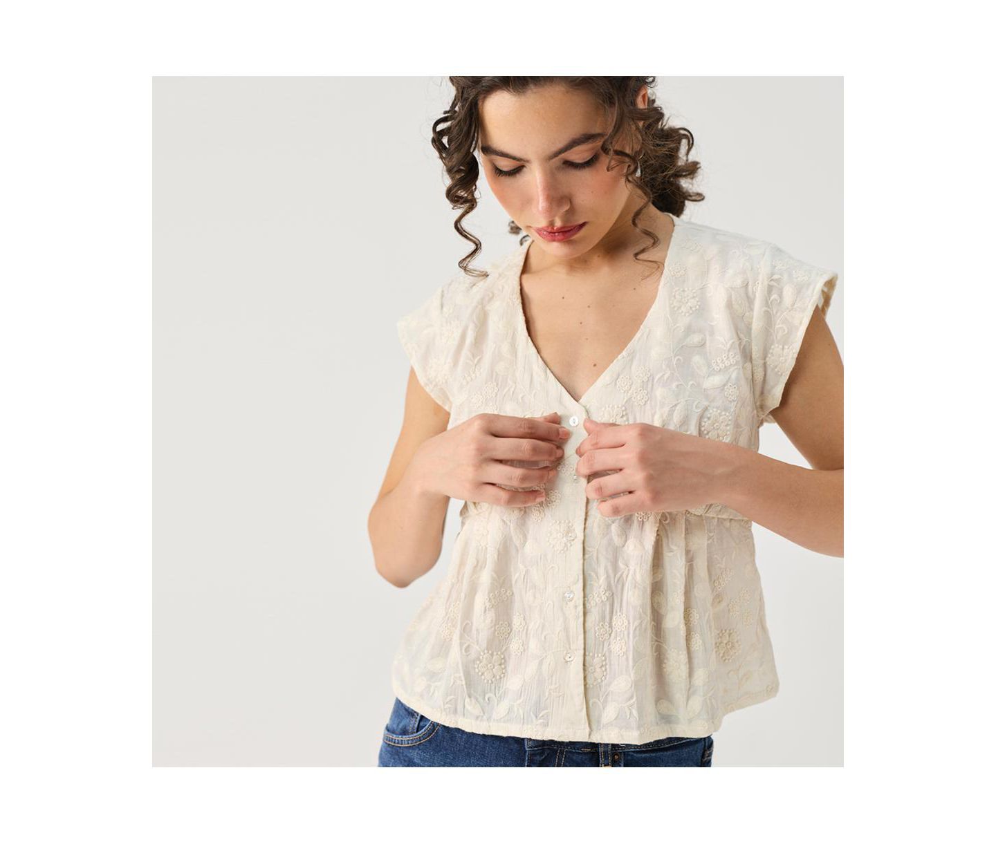 Женский топ Reistor Cream Embroidered Deep V-Neck, цвет: Молочно-белый — фото 8