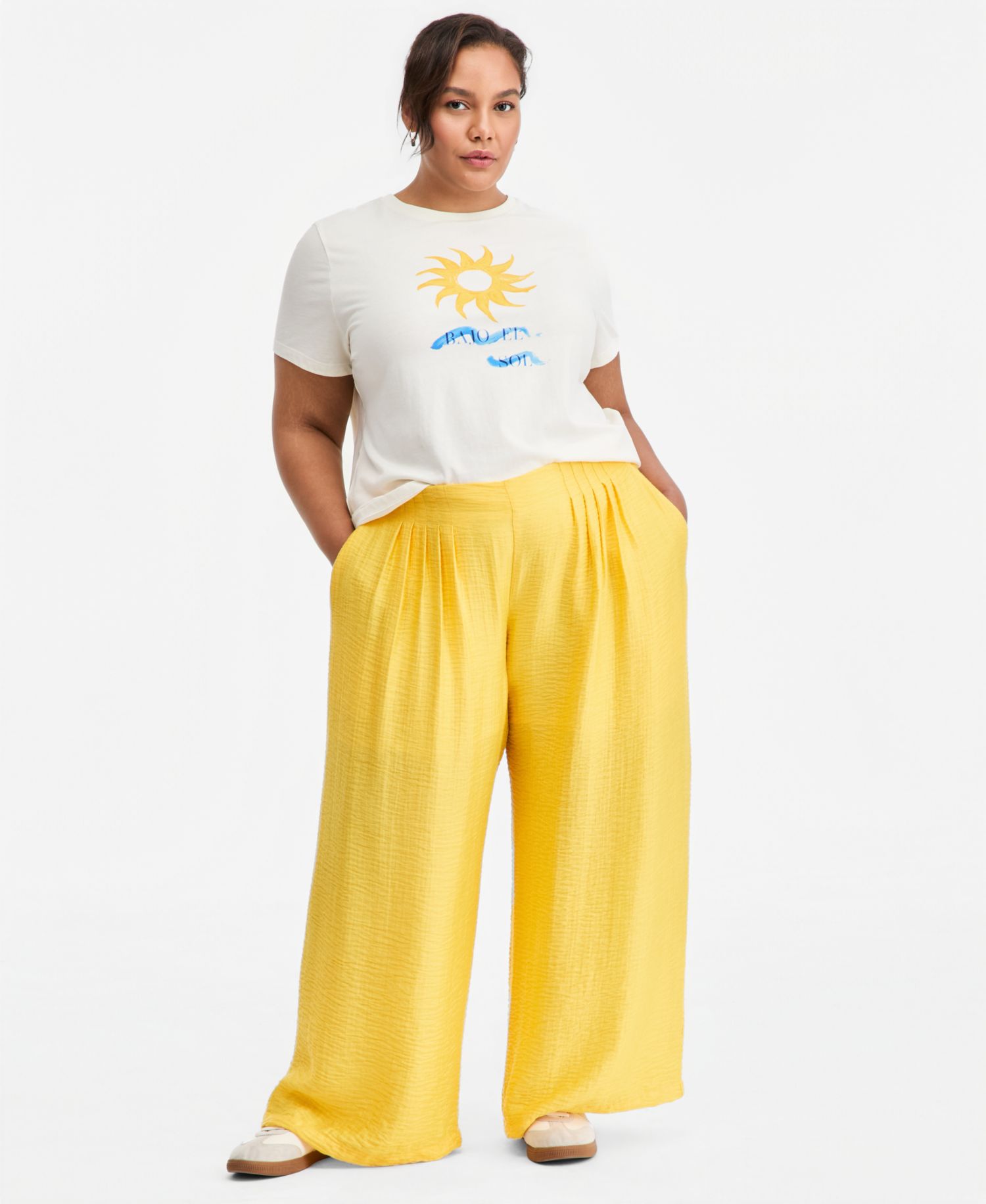Plus Bajo El Sol Graphic T-Shirt