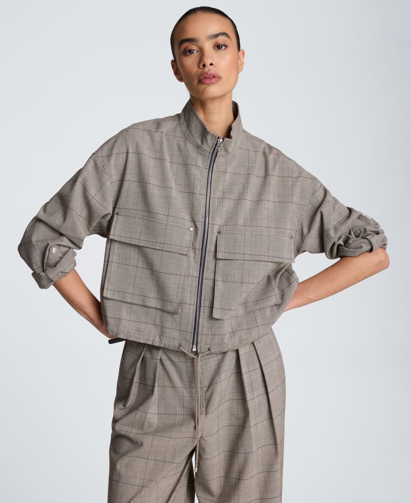 Женская куртка Kenneth Cole Drawcord Flap Pocket Windbreaker, цвет: Песочный рыжевато-коричневый — фото 1