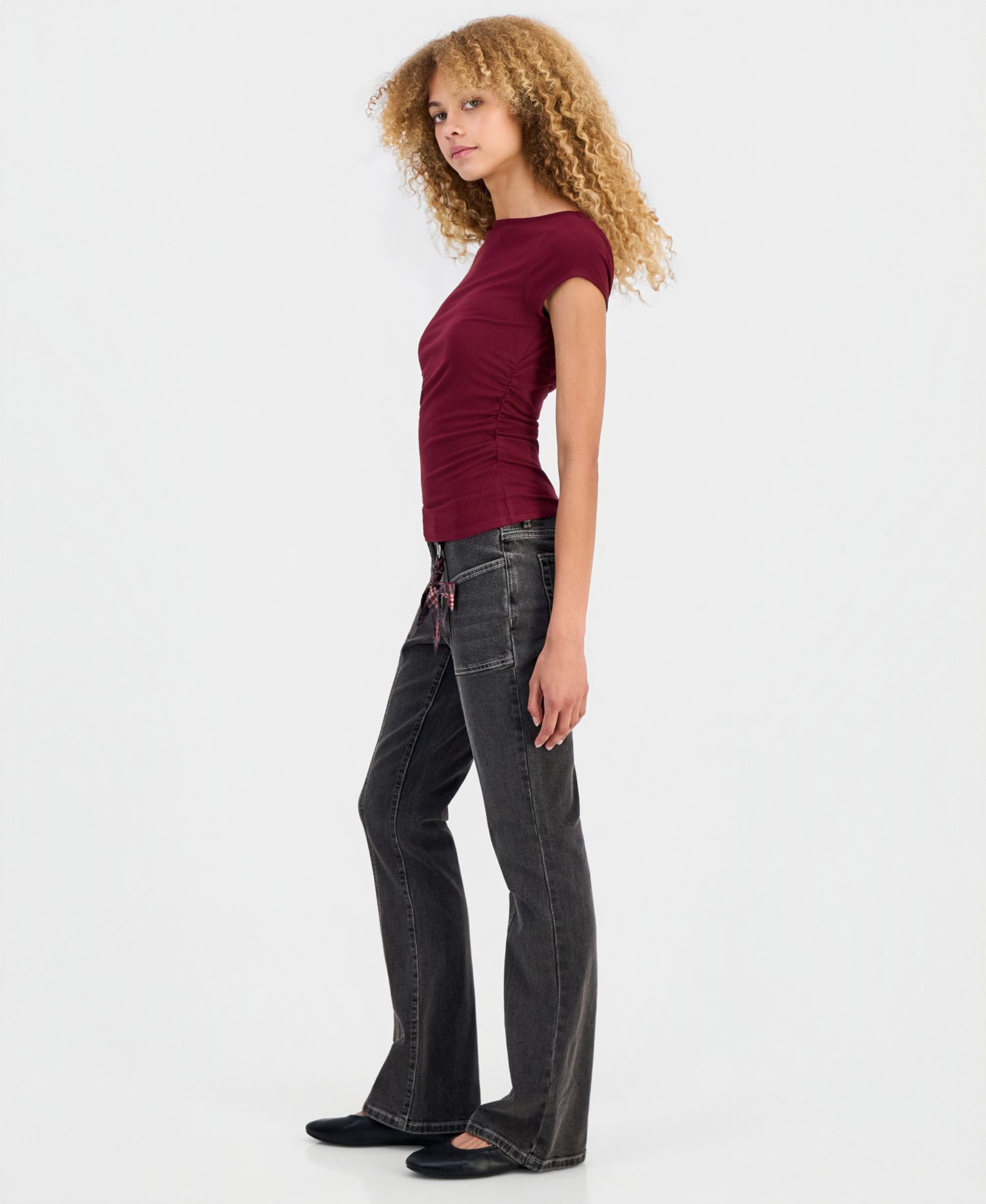 Juniors' Mid Rise Seamed Bootcut Jeans With Keychain