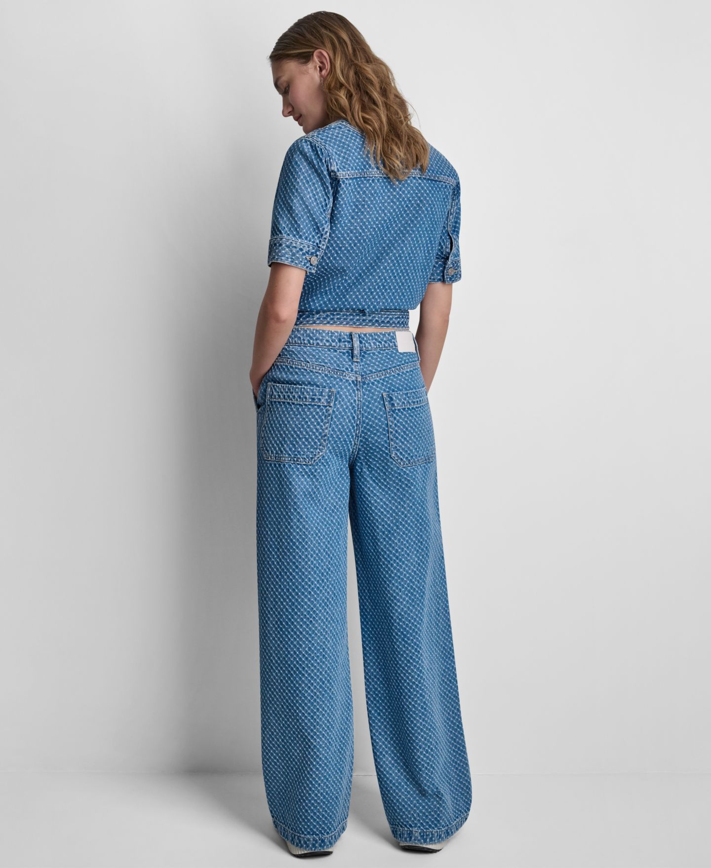 Женская куртка DKNY Jeans Cropped Patch Pocket Short-Sleeve Boucle Denim Shirt Jacket, цвет: Коричневый — фото 4