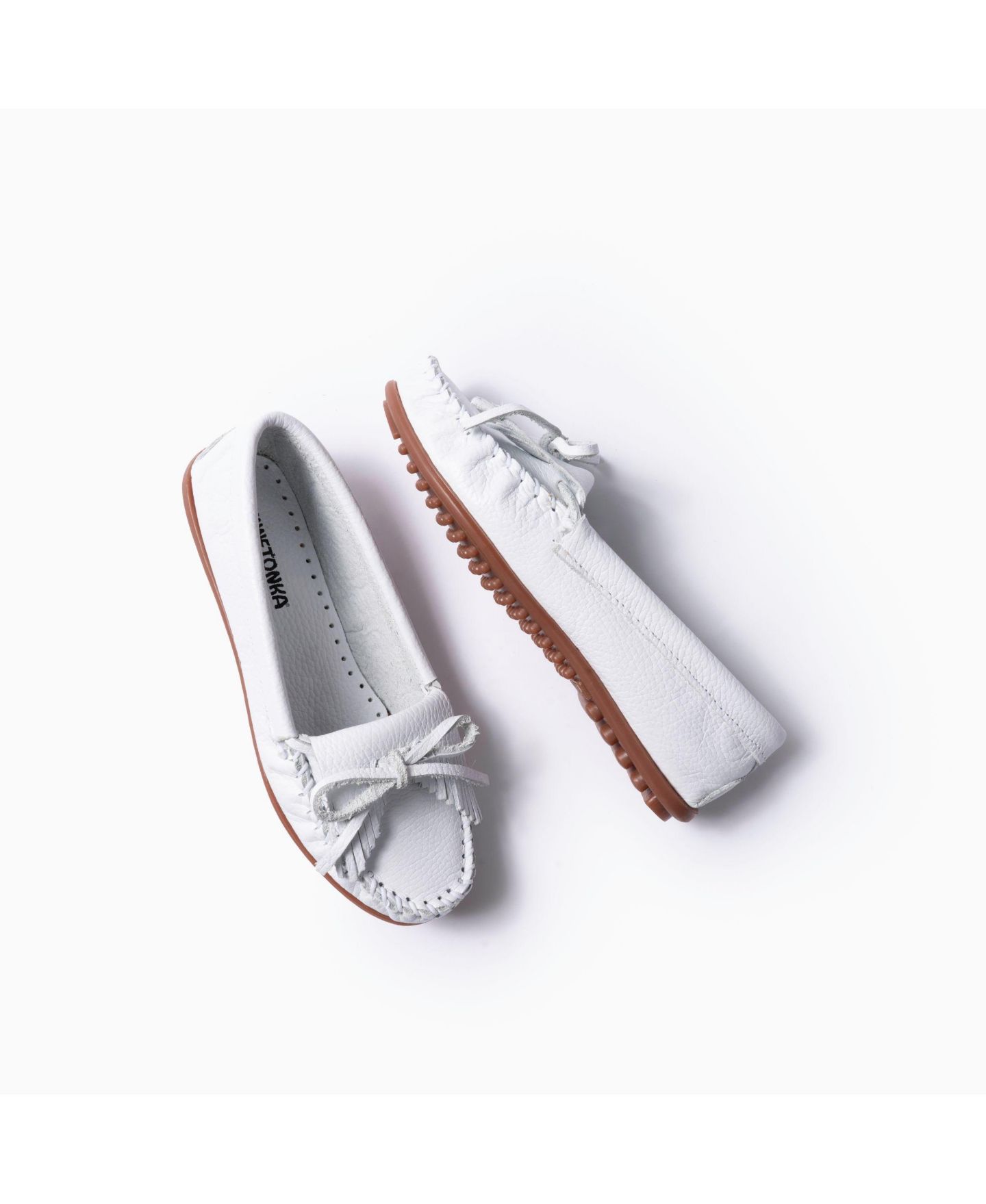Женские кожаные мокасины Minnetonka Kilty, цвет: Белый — фото 2