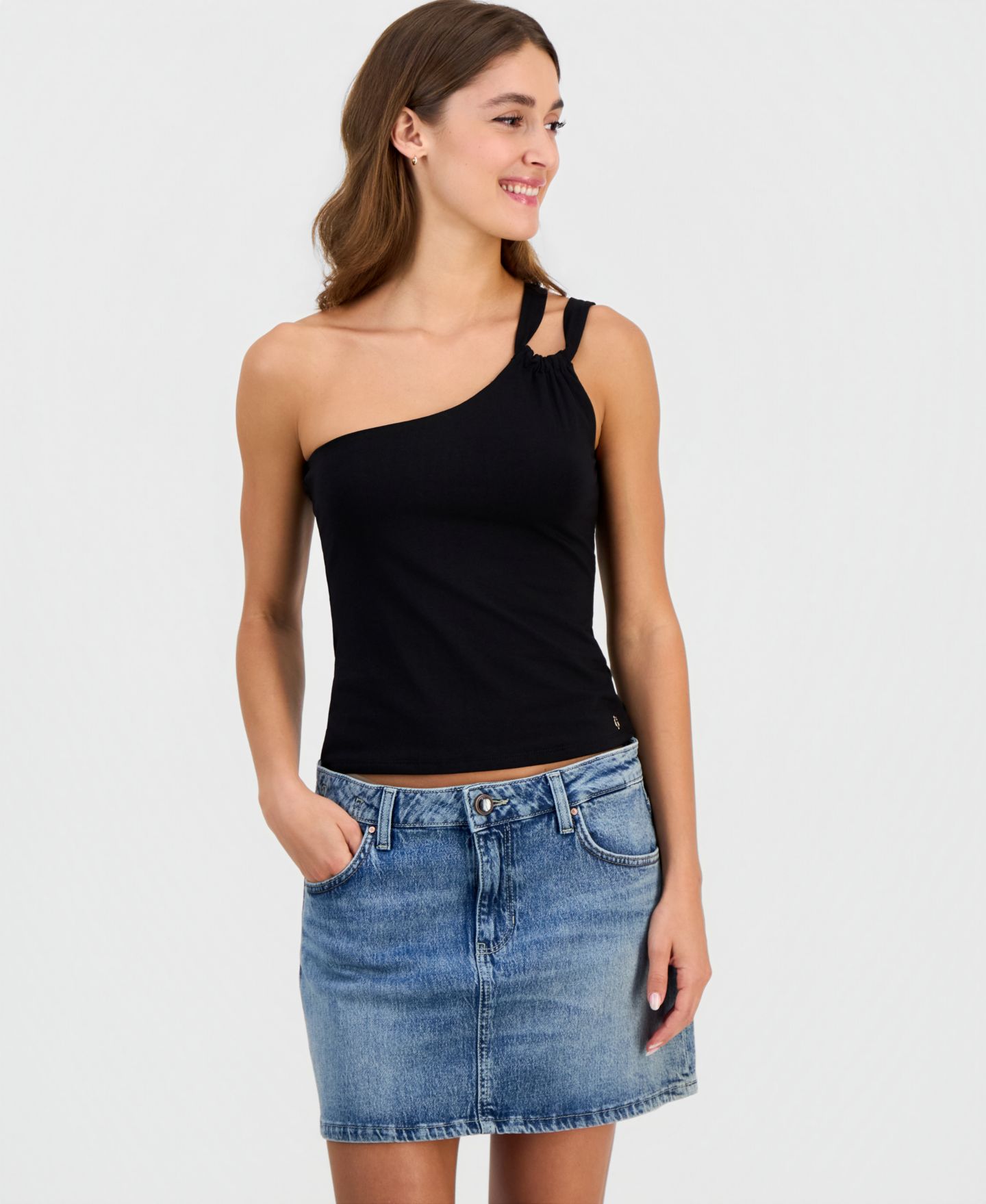 Женский топ GUESS Eira Off-Shoulder Asymmetric One-Shoulder Knit Top, цвет: Угольно-чёрный — фото 1
