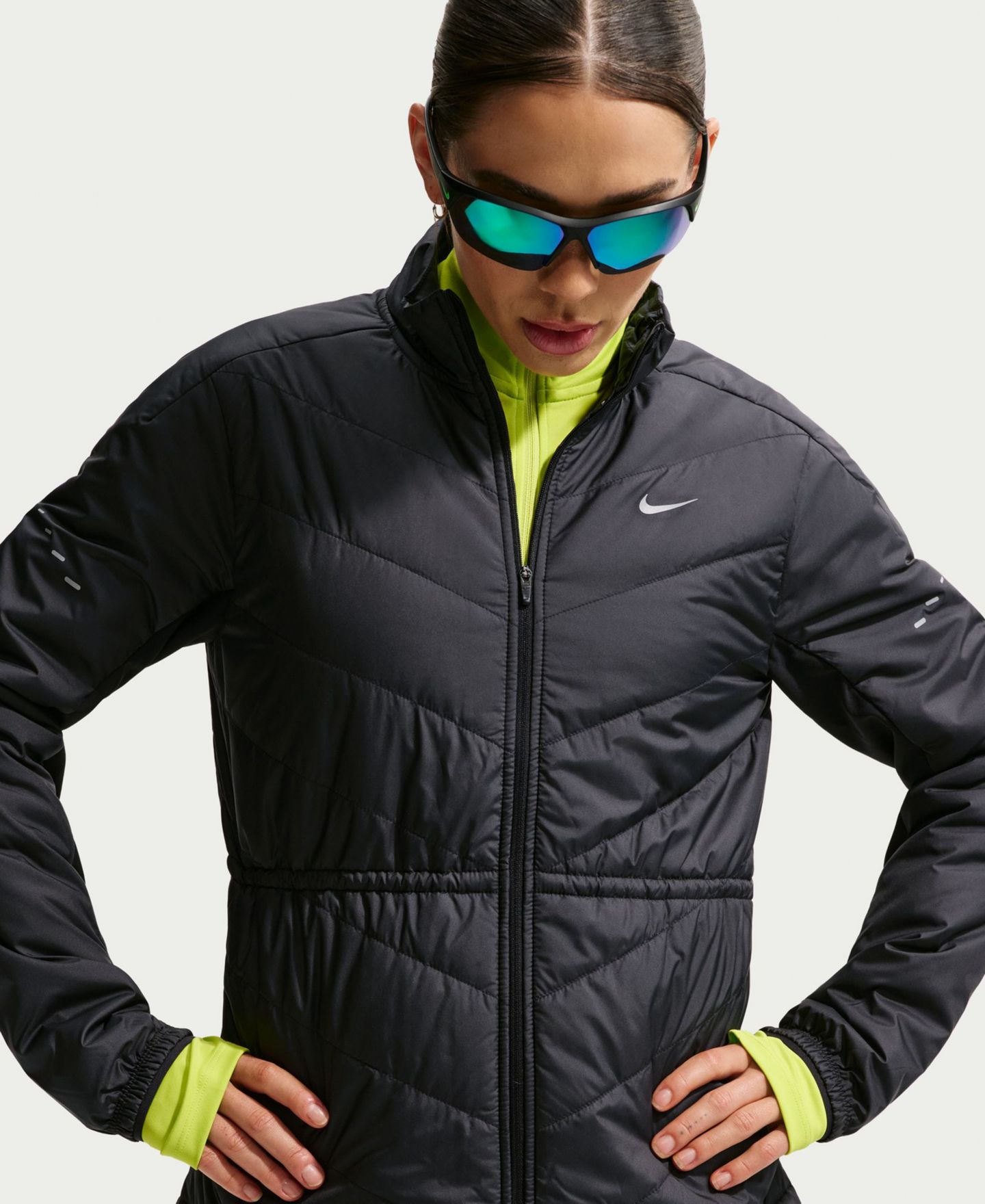 Женская куртка Nike Swift Therma-FIT Running, цвет: Чёрный / Светоотражающий серебряный — фото 2