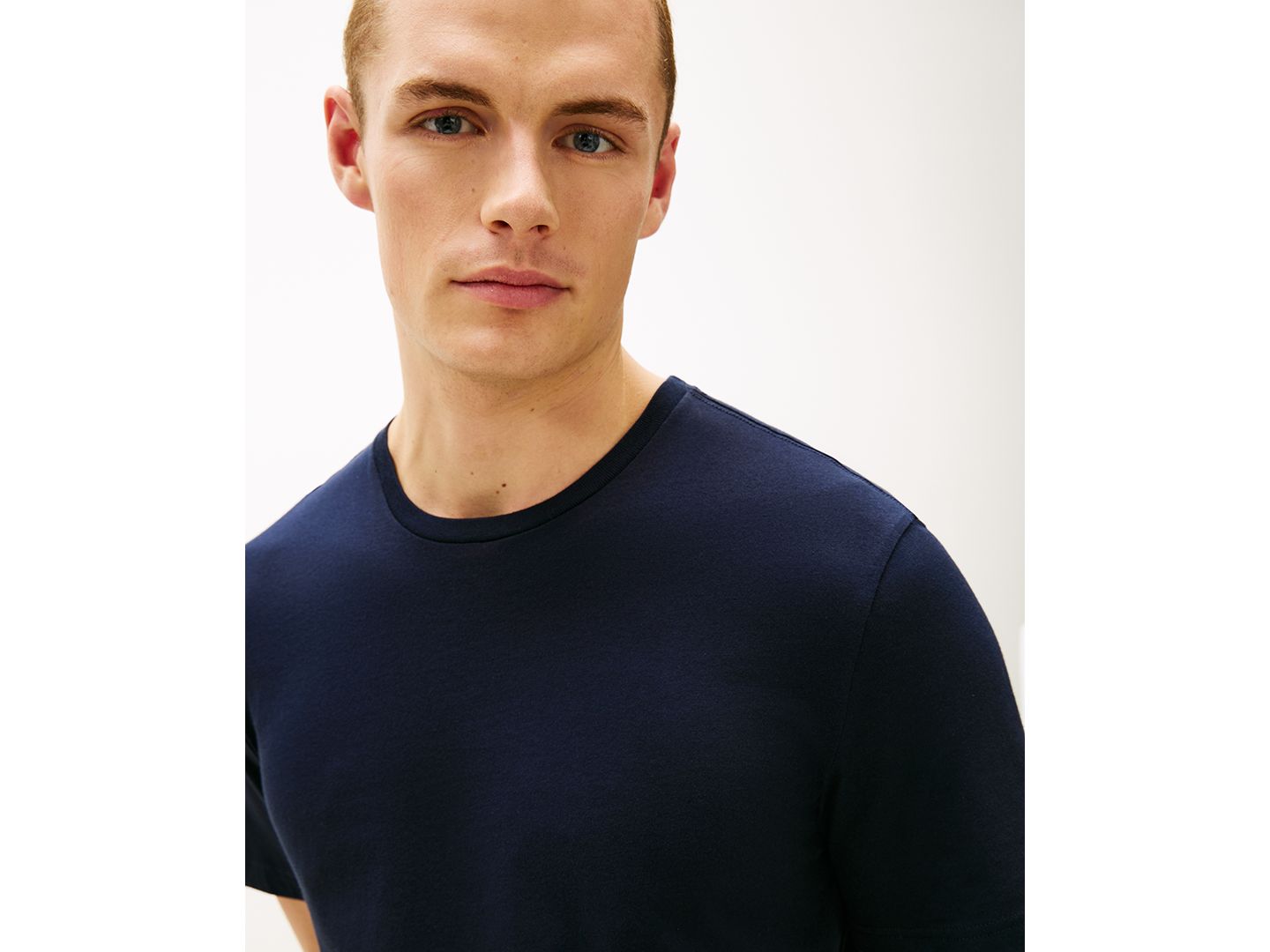 Мужские топы Tommy Hilfiger Cotton Short-Sleeve Crewneck Undershirt, 3-Pack, цвет: Красный / Пустынный небесно-голубой — фото 6