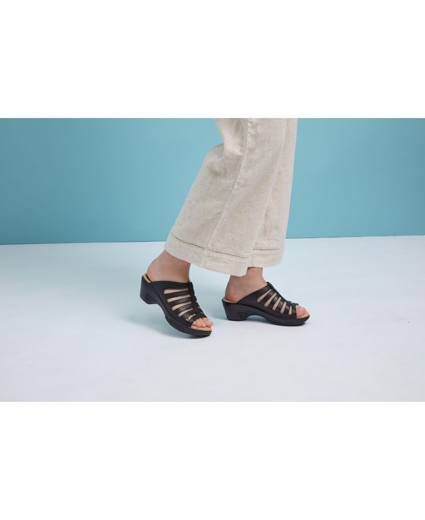 Женские сандалии White Mountain Valencia Slip-on Clog Sandal, цвет: Чёрный гладкий — фото 3