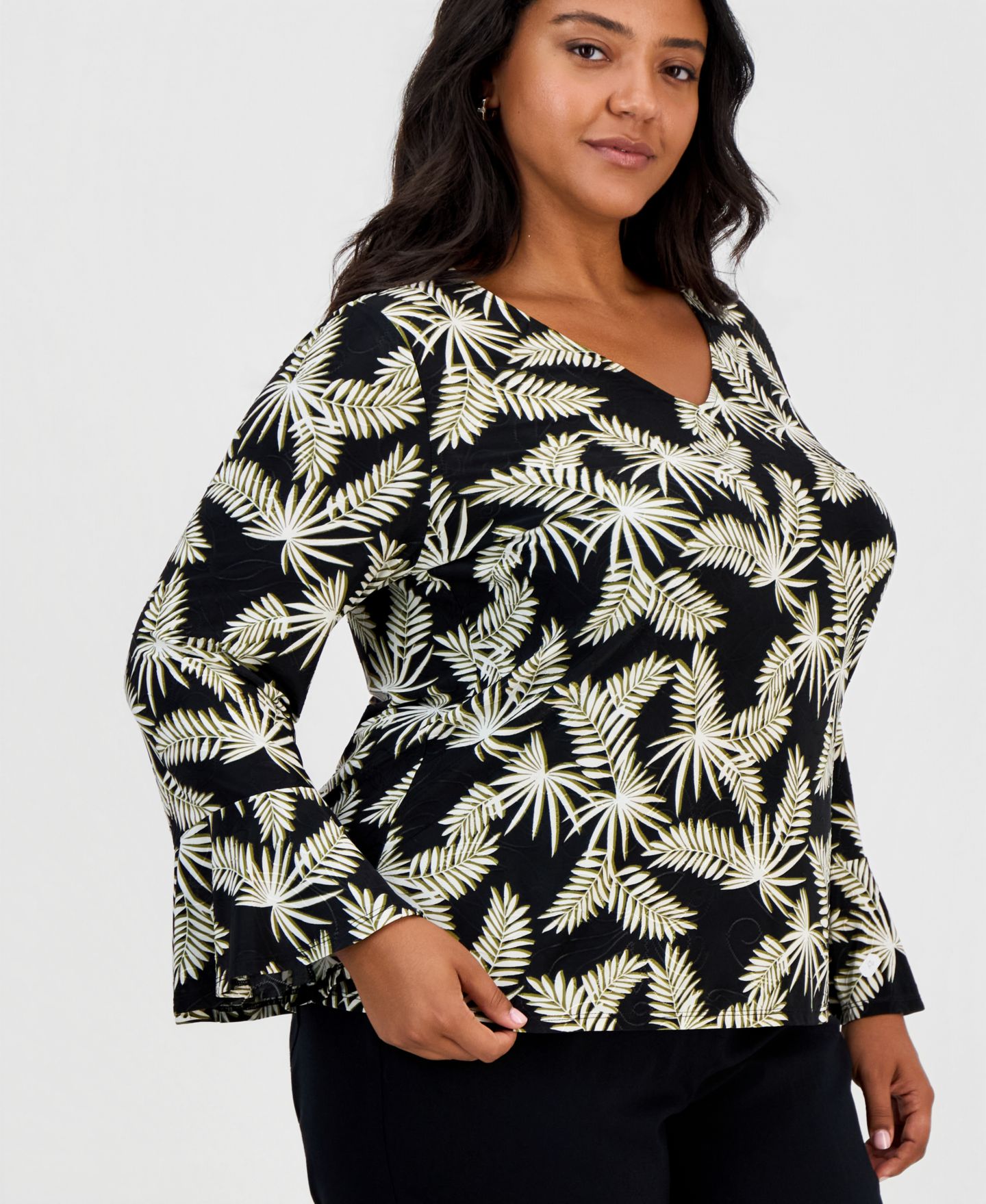 Женский топ JM Collection Plus Size Printed V-Neck Flounce Sleeve Jacquard, цвет: Глубокий чёрный — фото 3