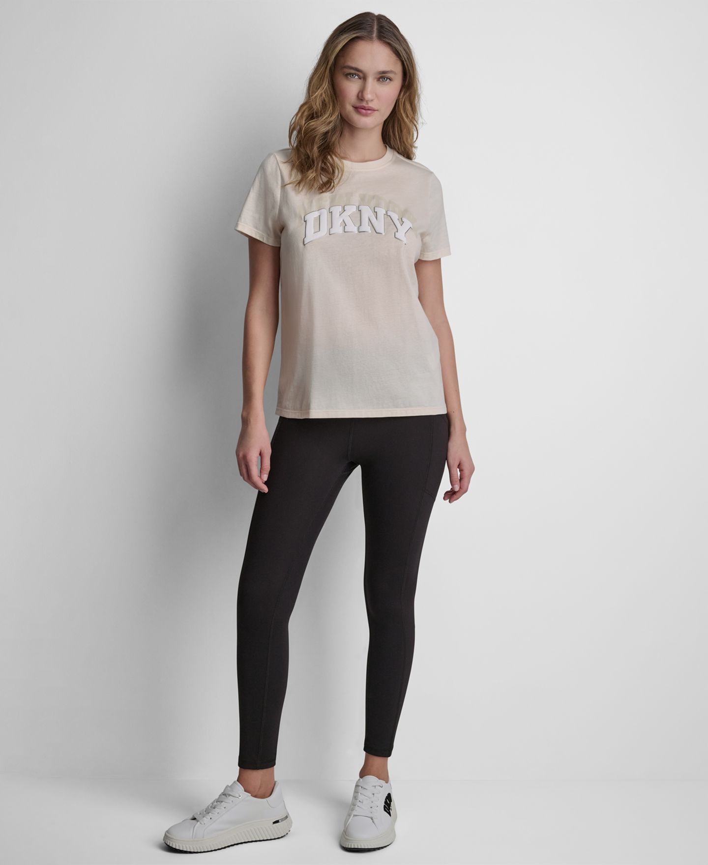 Женская футболка DKNY Sport Varsity Logo Crewneck, цвет: Сливочный — фото 2