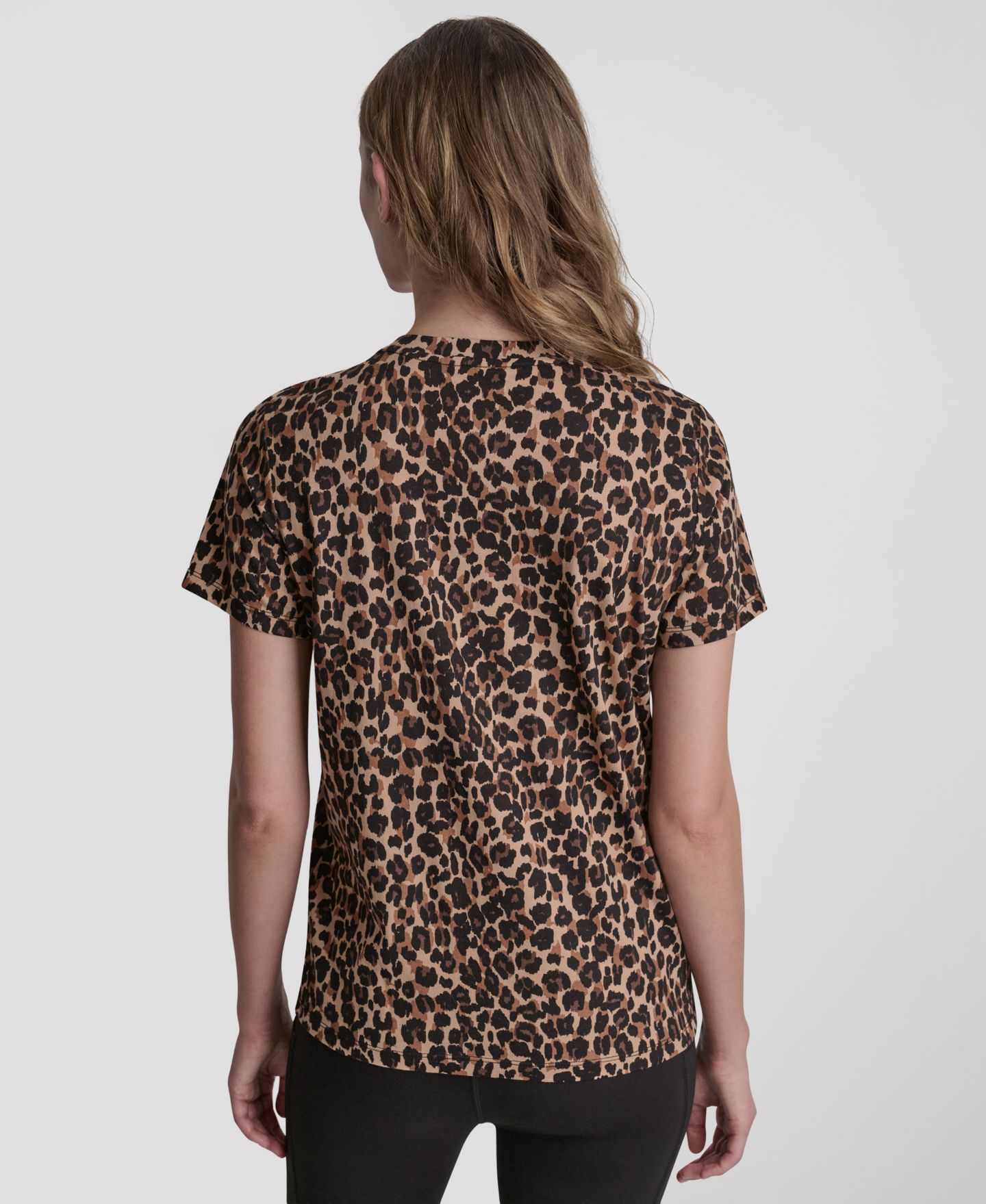 Женская футболка DKNY Sport Foil Logo Leopard Crewneck, цвет: Леопардовый карамельный — фото 5