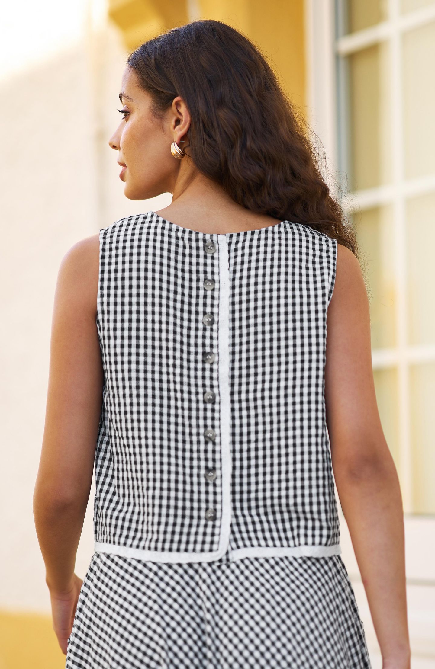 Женский топ Yumi Gingham Lace-Trim Sleeveless, цвет: Чёрный — фото 5