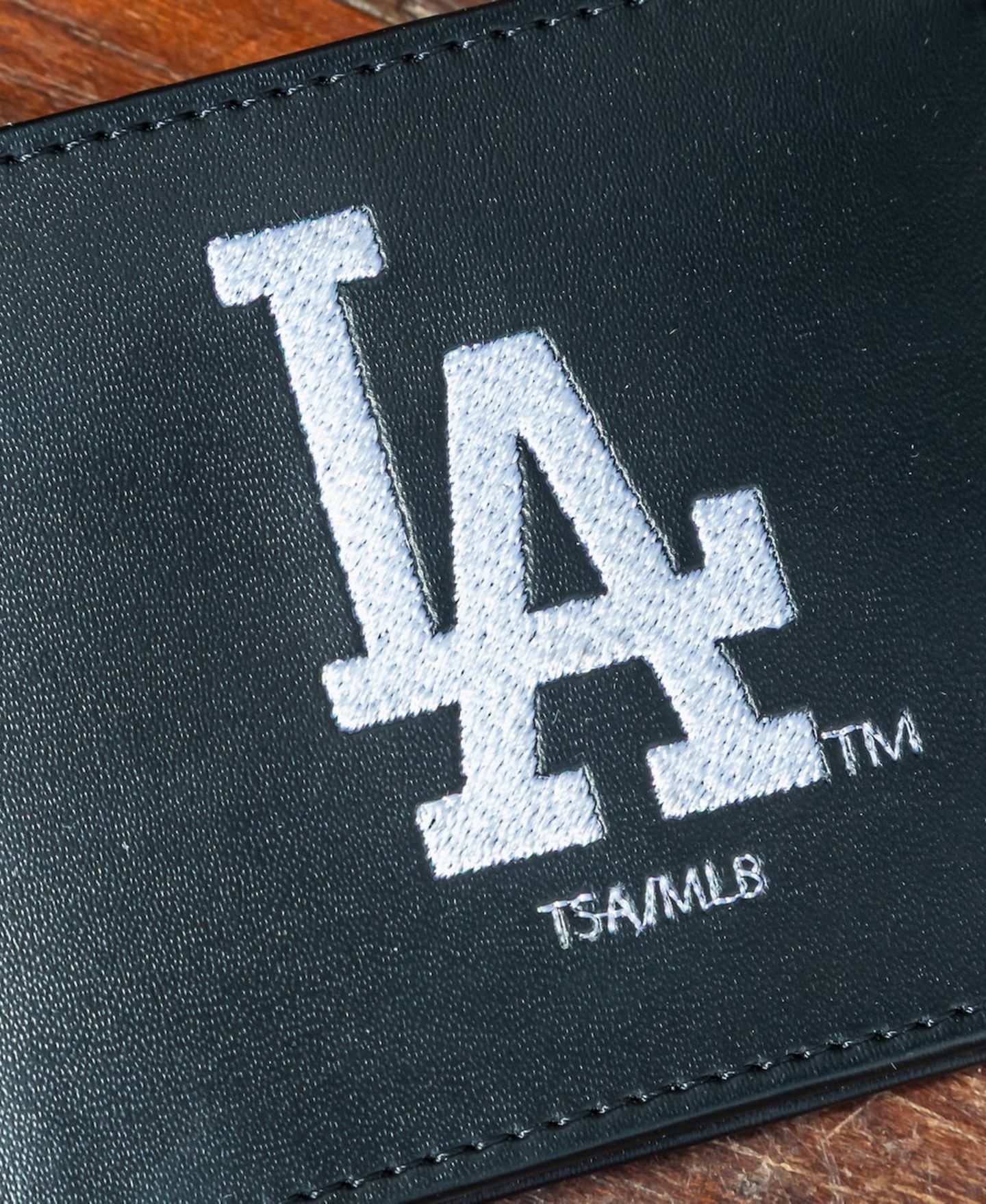 Кошелёк Evergreen Enterprises Los Angeles Dodgers Synthetic Leather Embroidered Bifold Wallet — фото 3