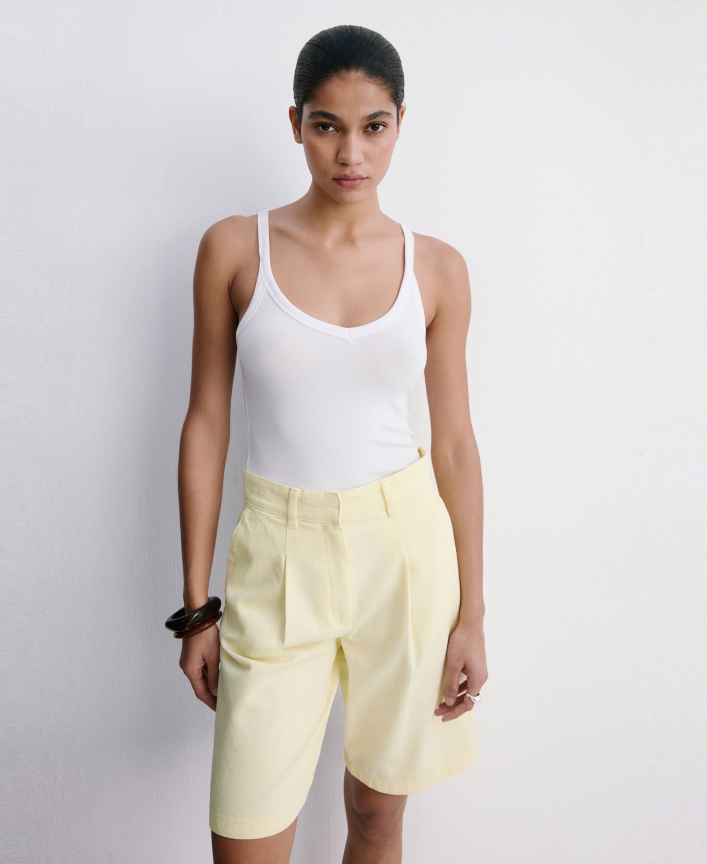 Женские шорты MANGO Buckle Detail Straight Bermuda, цвет: Пастельный жёлтый — фото 6