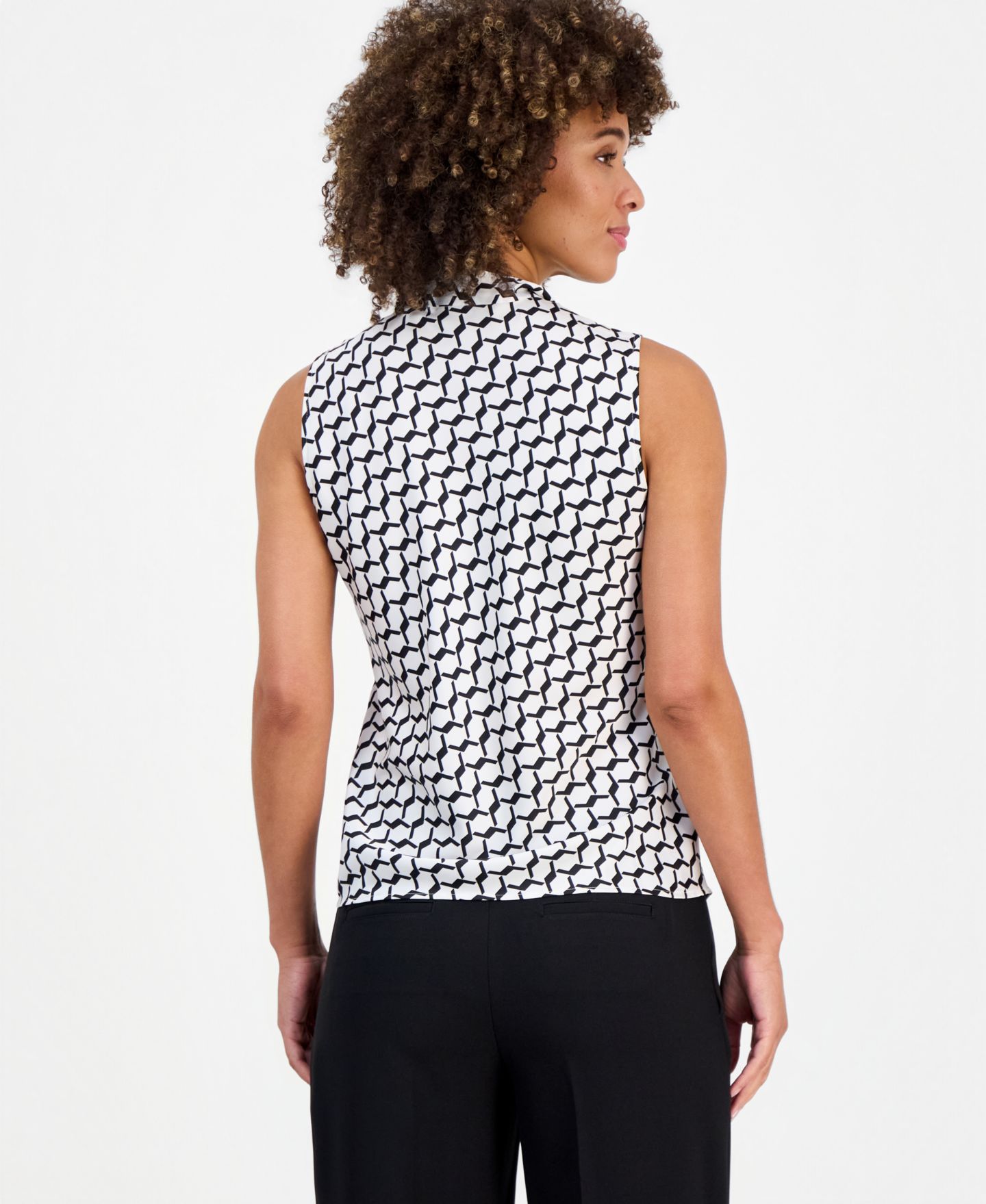 Женская блузка Kasper Geo-Print Tie-Neck Sleeveless Blouse, цвет: Ванильный ледяной / Чёрный — фото 4