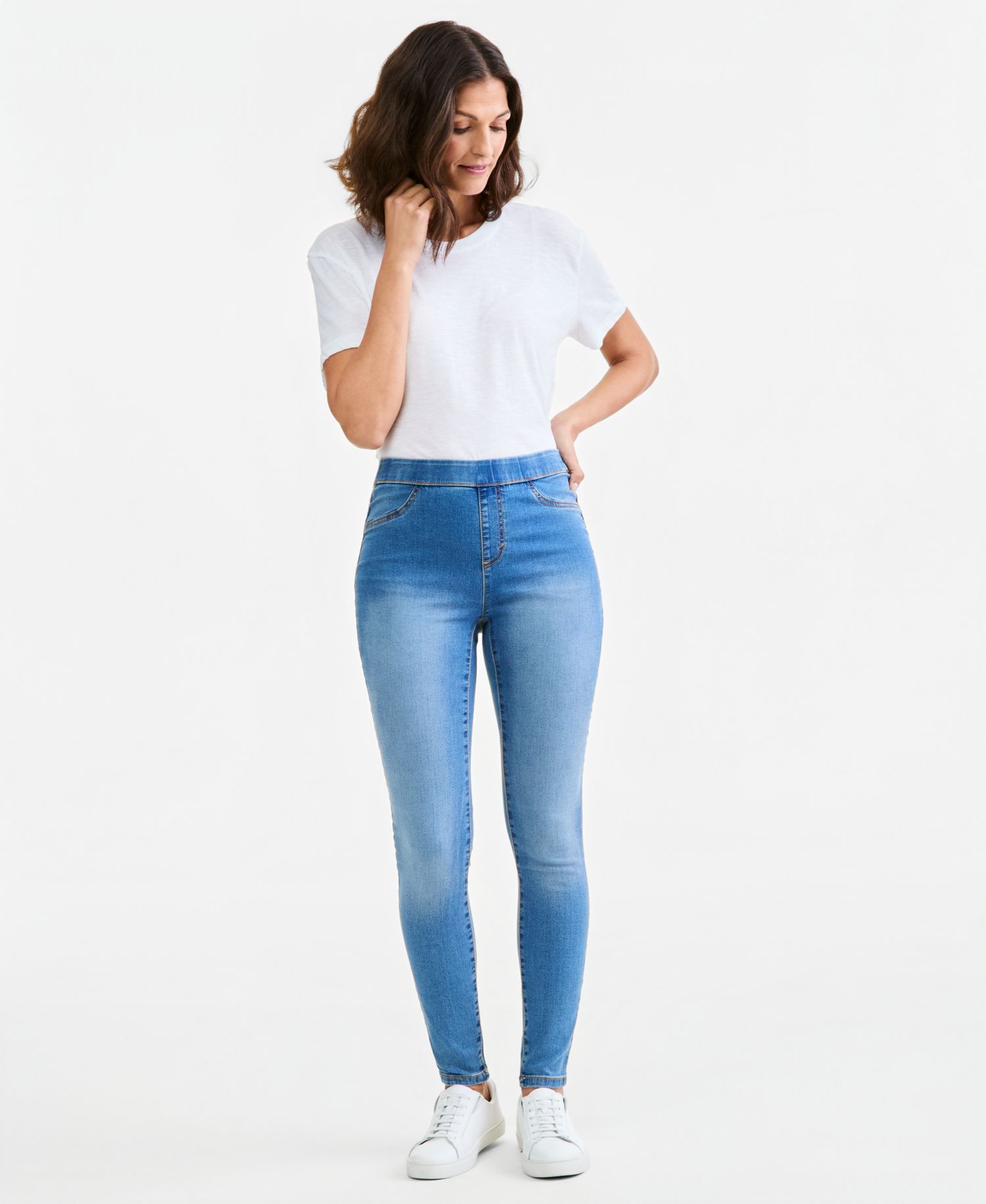 Petite Mid-Rise Pull On Jeggings