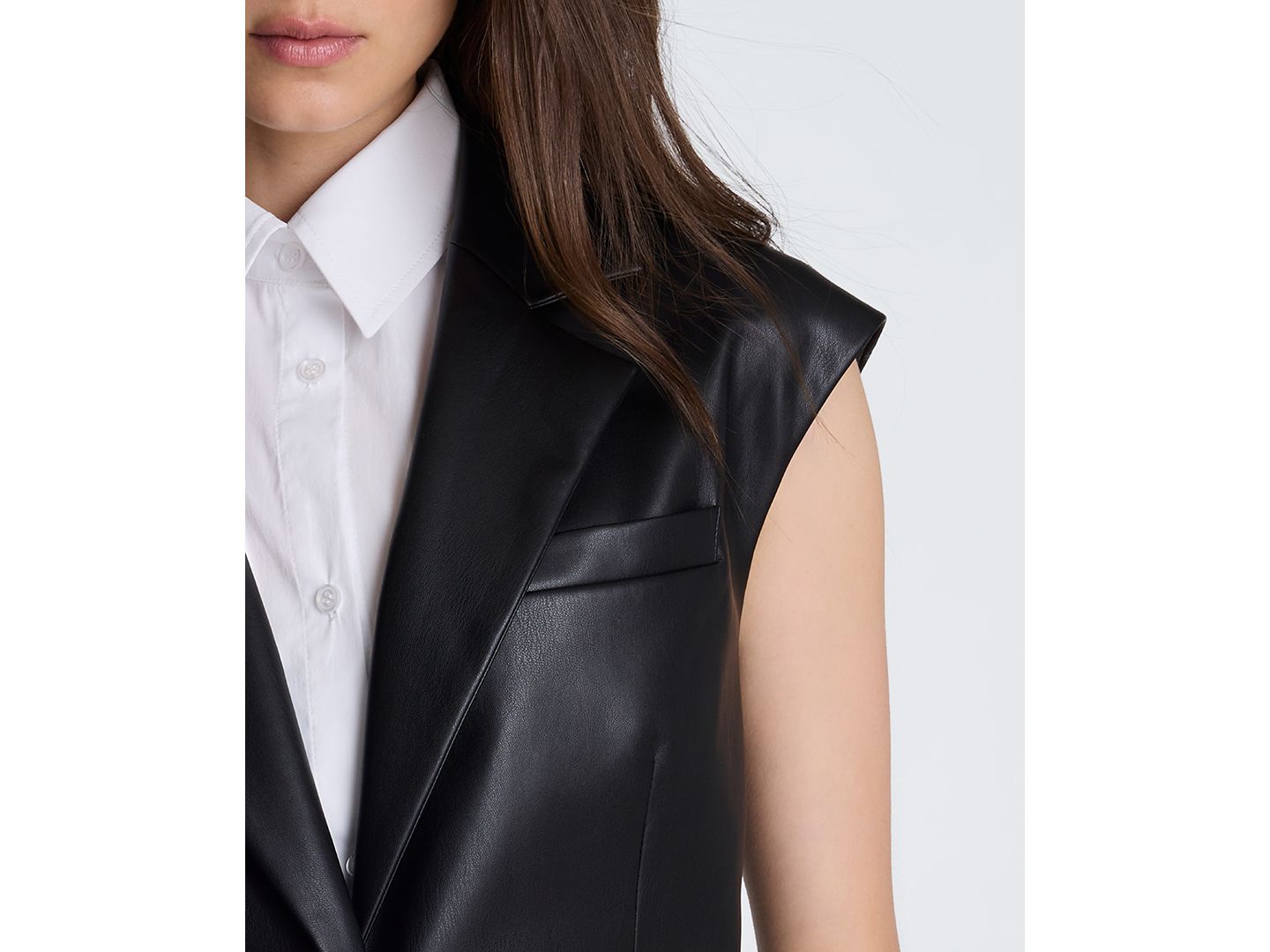 Женский жилет Kenneth Cole Sleeveless Layered Faux Leather Vest with Removable Shirt, цвет: Чёрный / Чистый белый — фото 4
