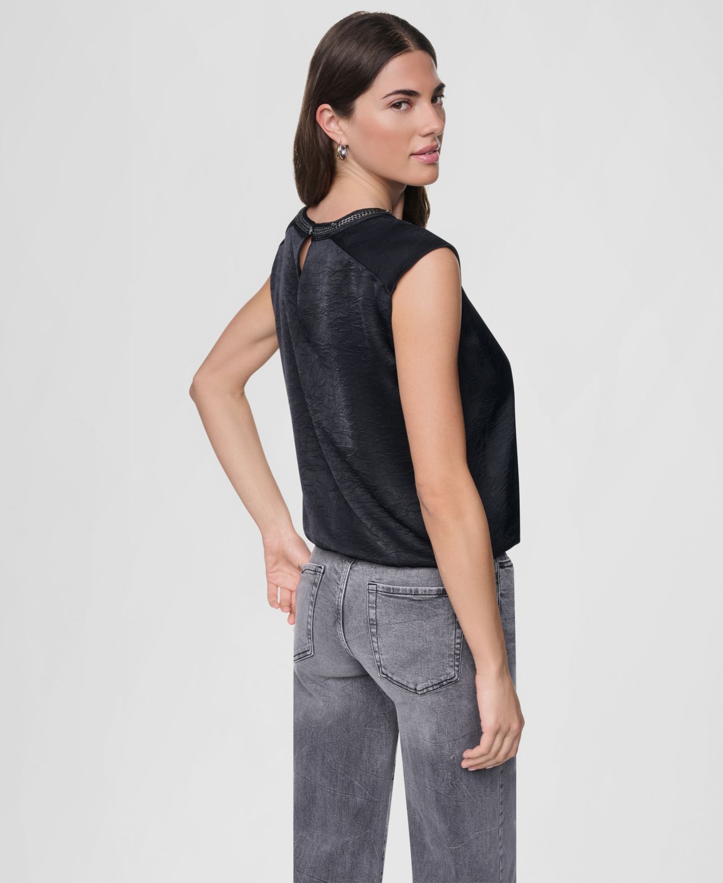 Женский топ DKNY с цепочкой на вороте и мятой фактурой, цвет: Чёрный — фото 5