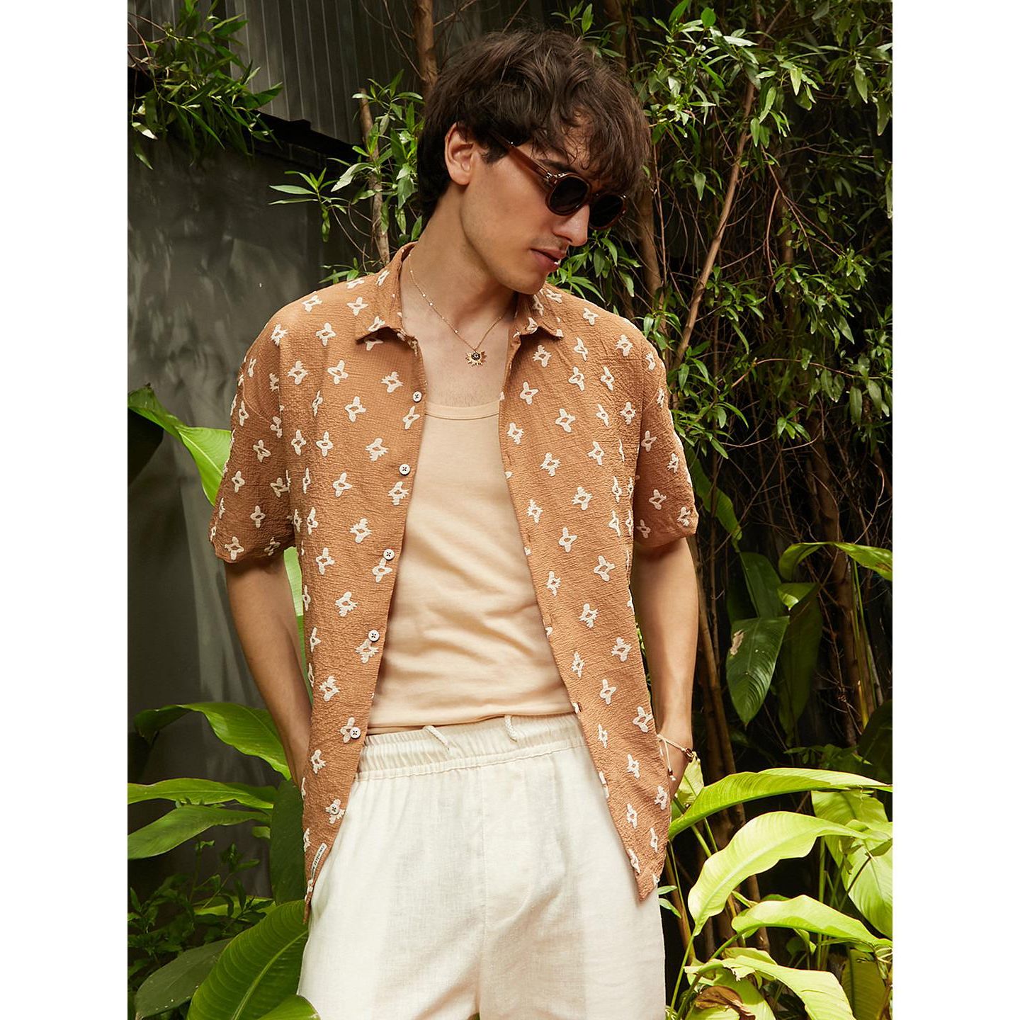 Мужская рубашка Cahoot Campus Sutra Tan Floral-Tactile Oversized, цвет: Коричневый — фото 7
