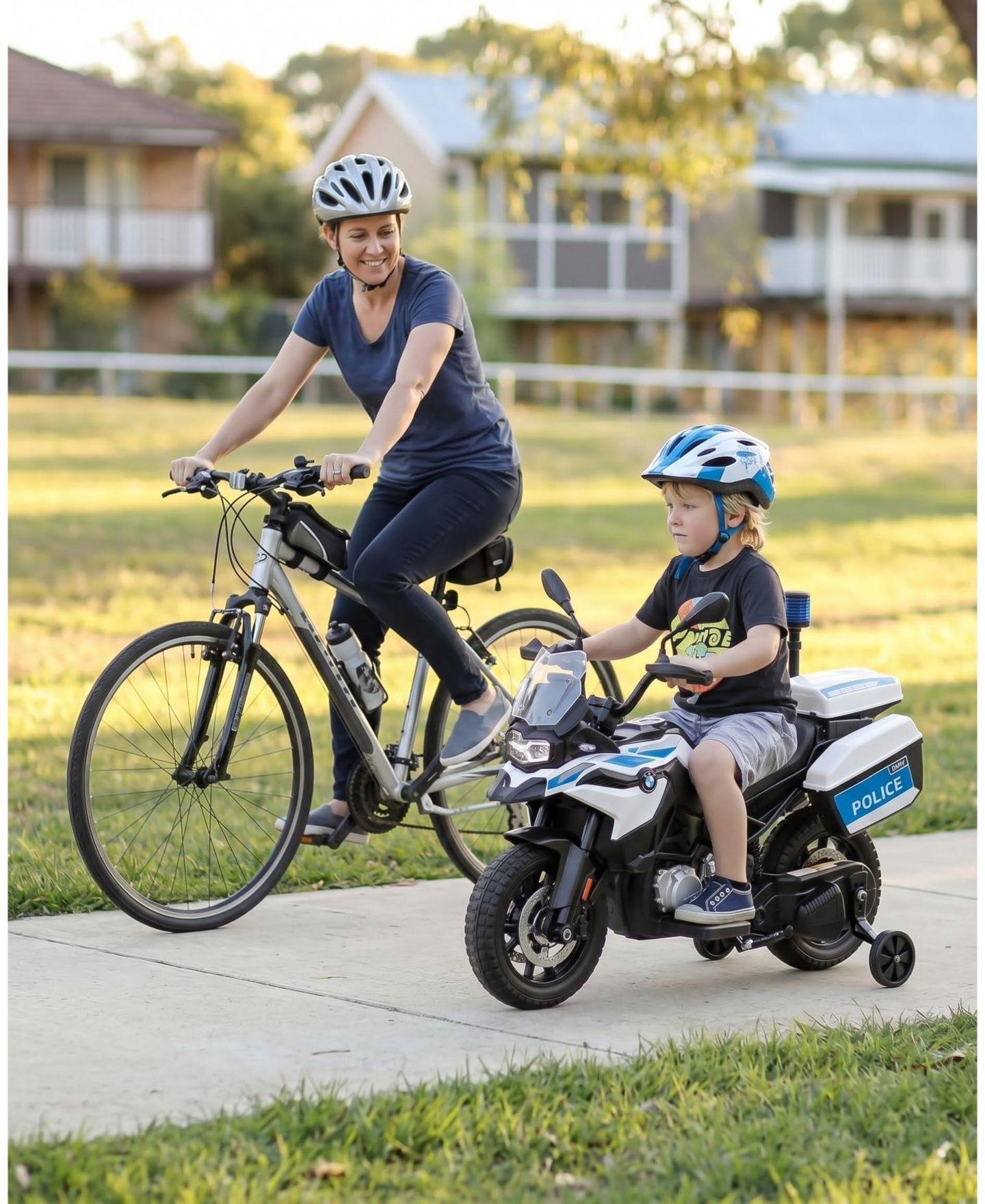 Детская игрушка homfan Licensed Police Motorcycle 12V Electric Ride-On with Training Wheels, 3–8 лет — фото 4
