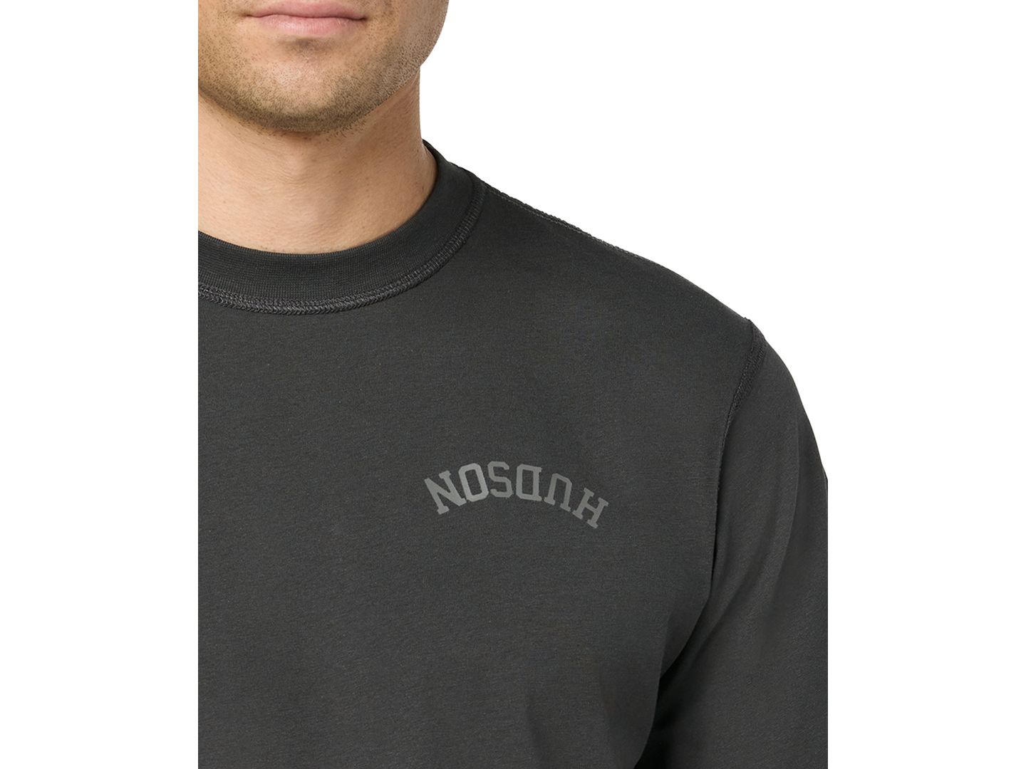 Мужская футболка Hudson Jeans Chest Logo Graphic Detail Crewneck, цвет: Потёртый чёрный — фото 3