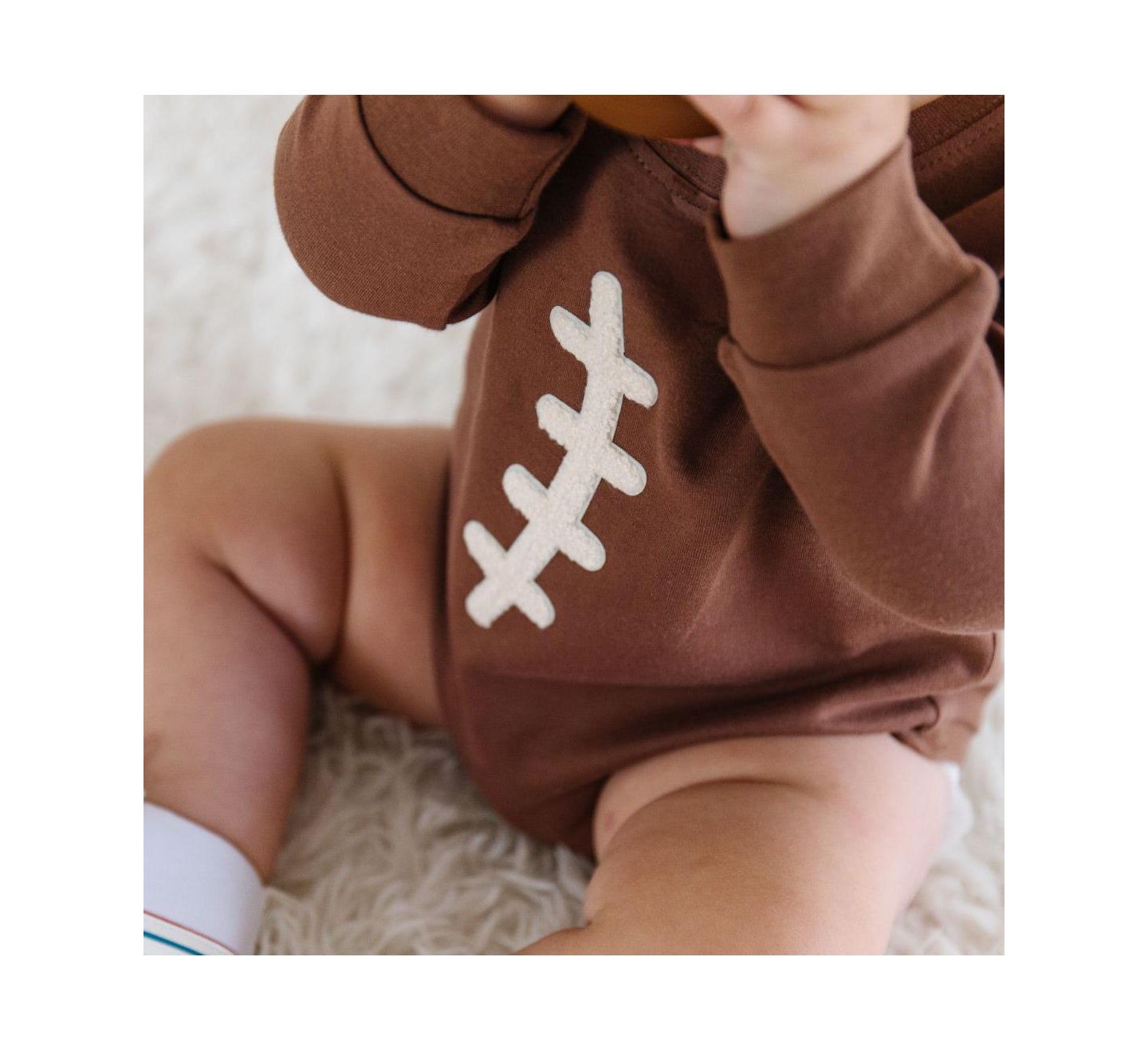 Комбинезон Sweet Wink Football Lace Patch Long Sleeve для мальчиков-малышей, цвет: Коричневый — фото 3