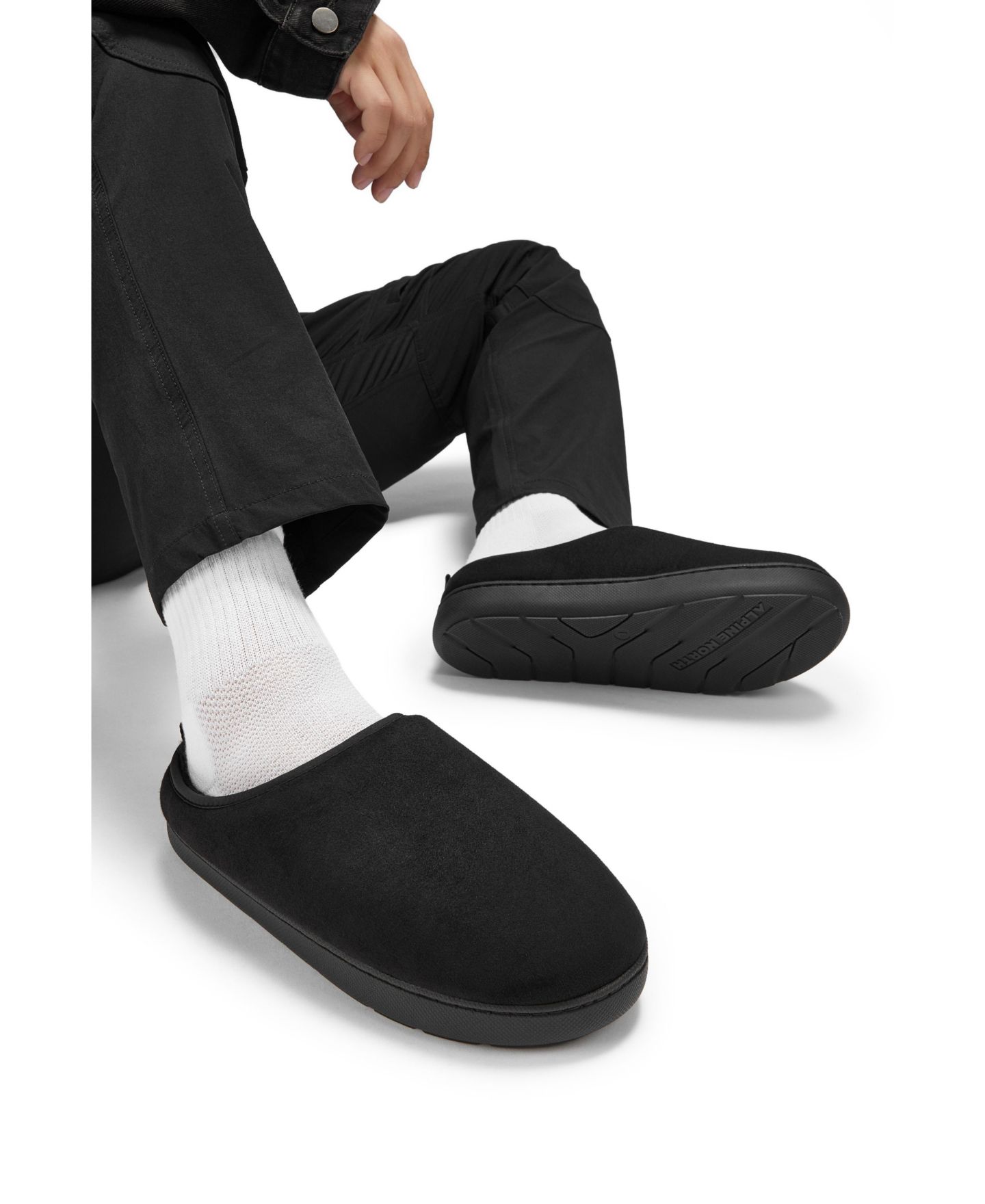 Мужские тапочки Alpine North Canmore Insulated Faux Suede Slippers, цвет: Чёрный — фото 4