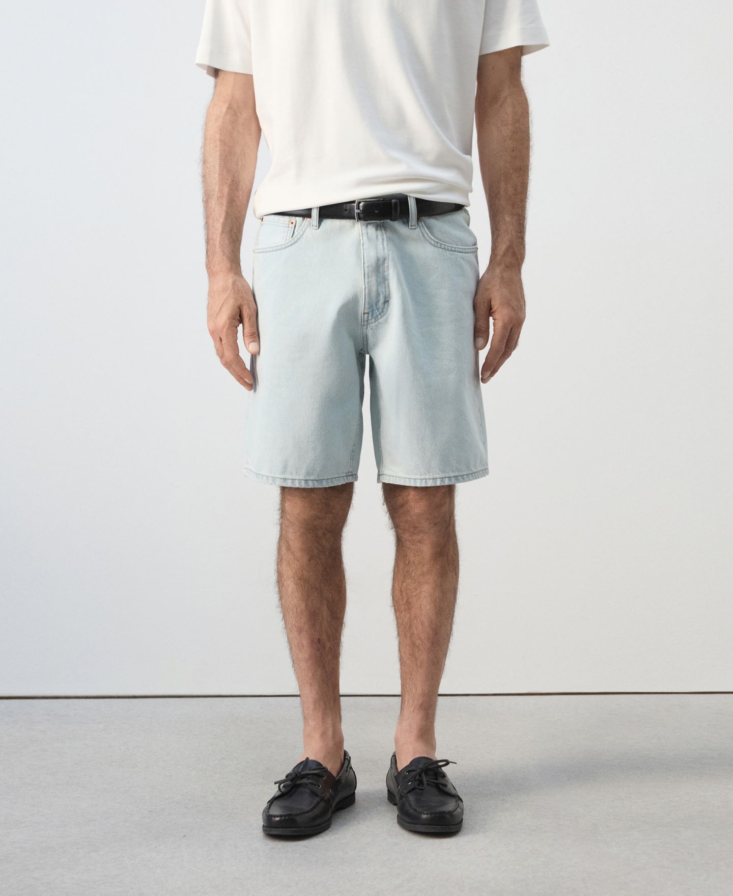 Мужские шорты MANGO Straight-Fit Denim 8.86" Bermuda, цвет: Выбеленный синий — фото 1