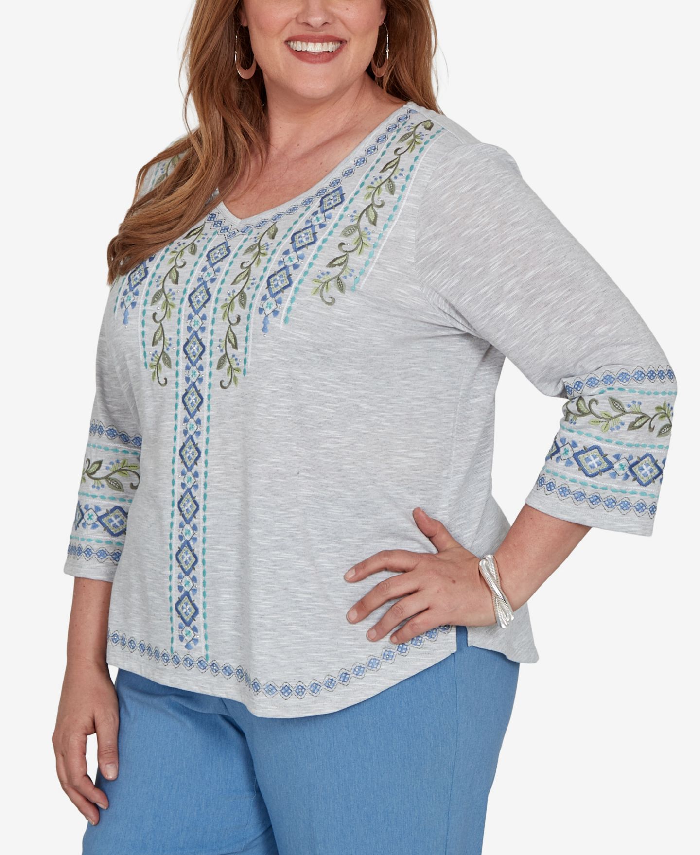 Женский топ Alfred Dunner Plus Size Provence Center Diamond Embroidered 3/4-Sleeve, цвет: Серый меланжевый — фото 2