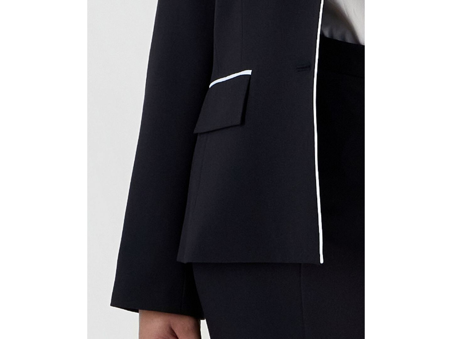 Женский комплект Le Suit Plus Size Kate Two-Button Contrast Piping Jacket and Pants, 2-Piece Suit, цвет: Чёрный / Ванильный ледяной — фото 6