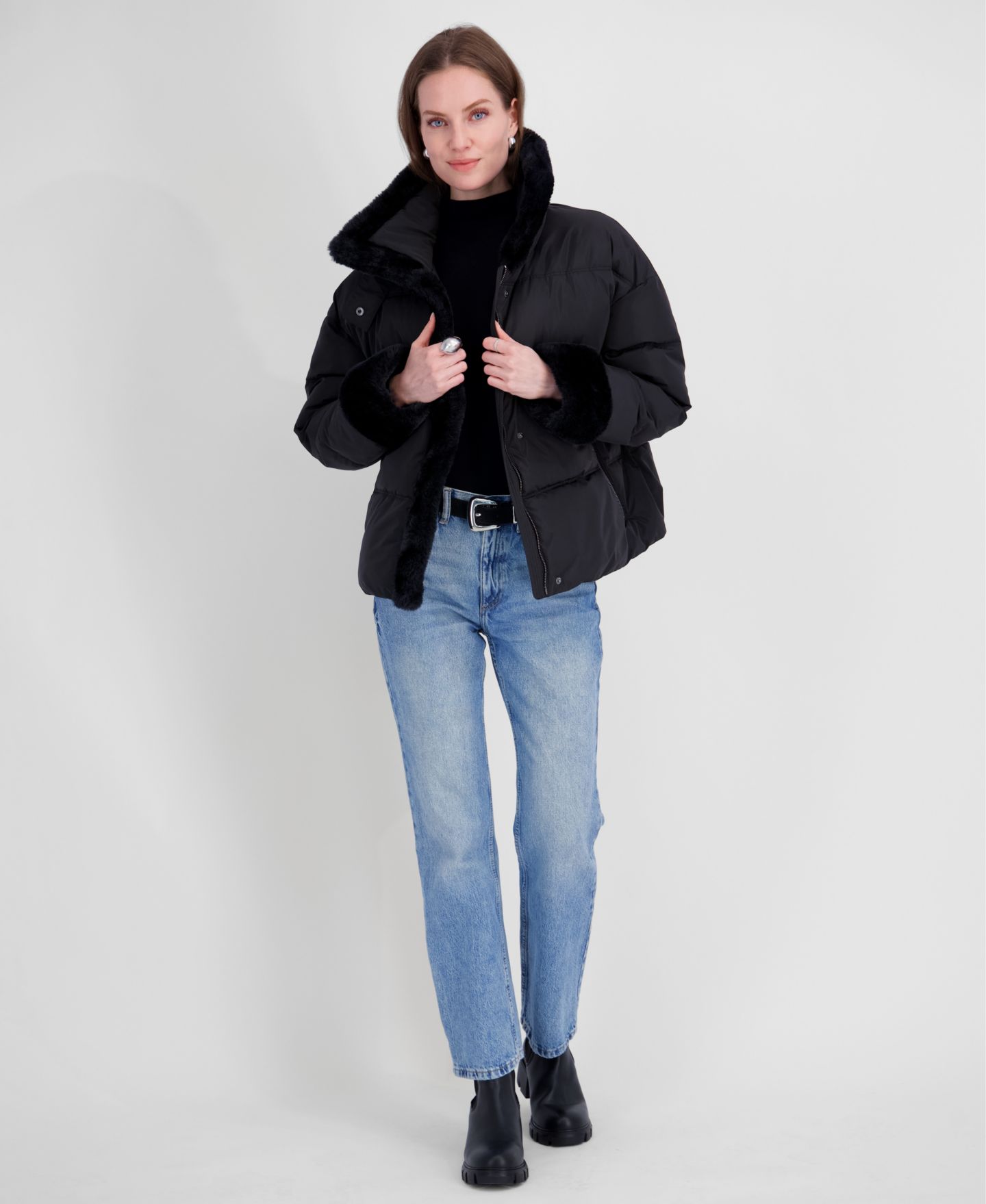 Женская куртка Tahari Water-Resistant Sherpa Cuff and Collar Short Puffer, цвет: Чёрный — фото 2