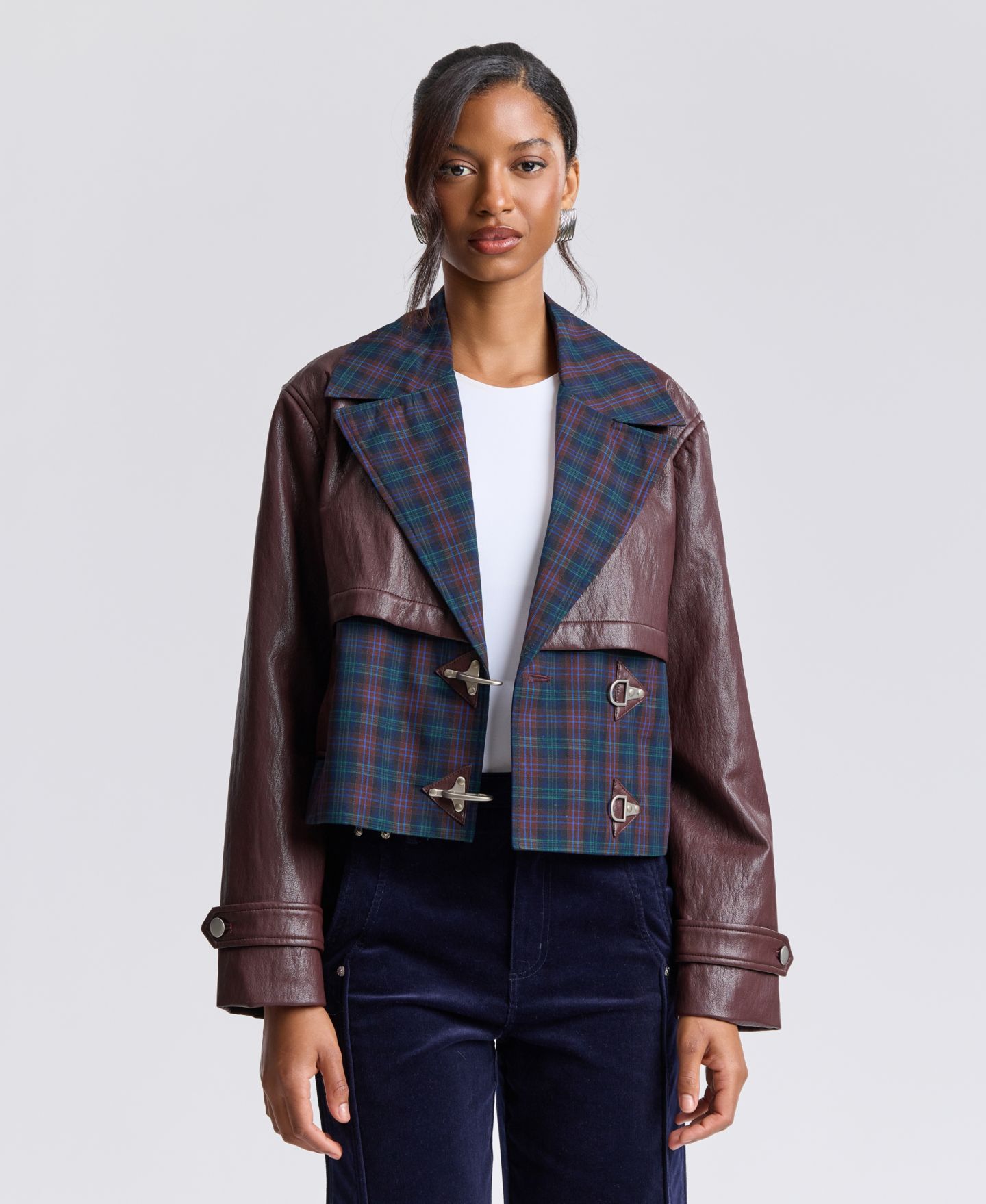 Женская куртка Avec Les Filles Cropped Colorblocked Spread Collar Trench, цвет: Синий клетчатый / Бордовый разноцветный — фото 6