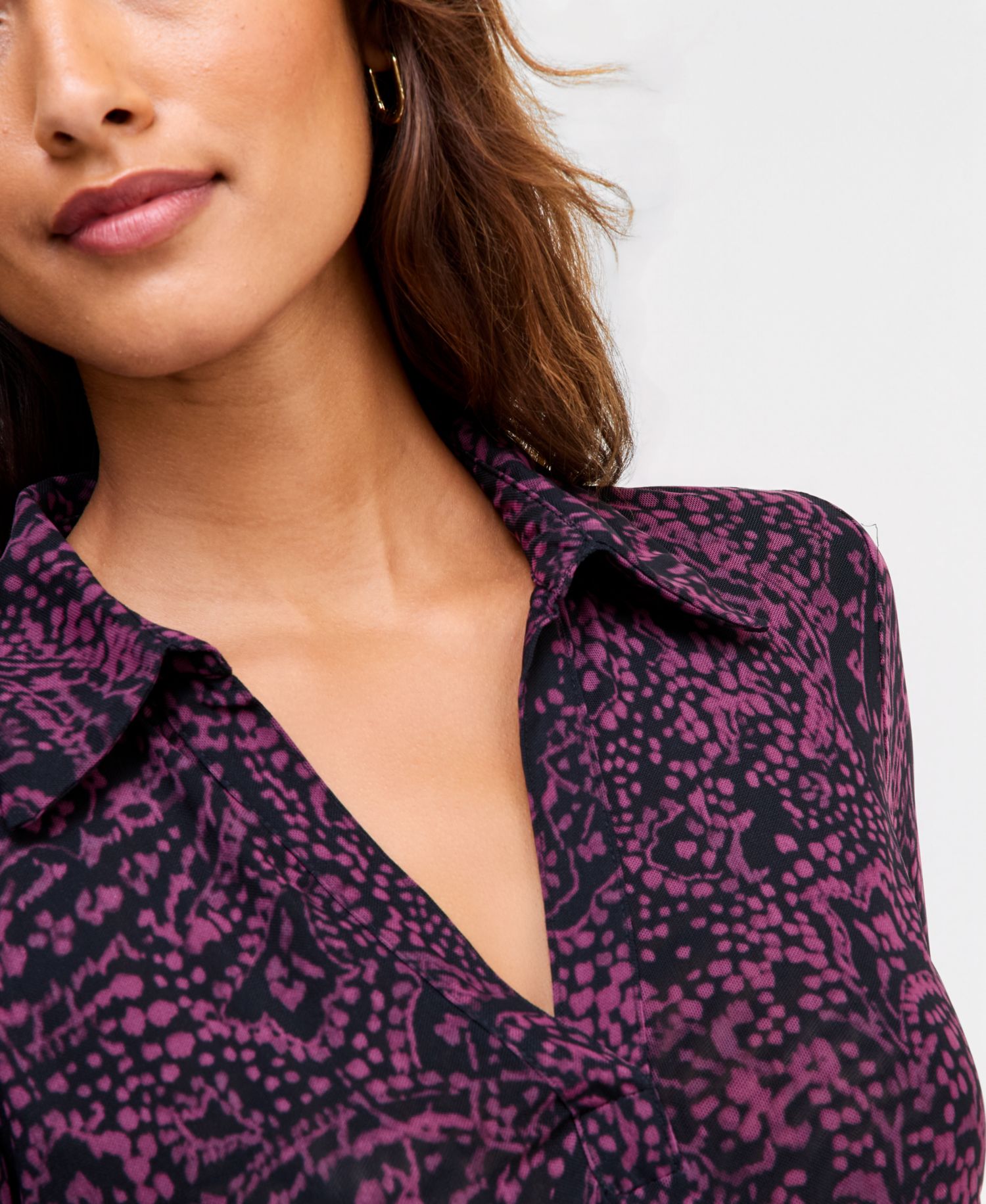 Women's Collared Printed V-Neck Long-Sleeve Mesh Top