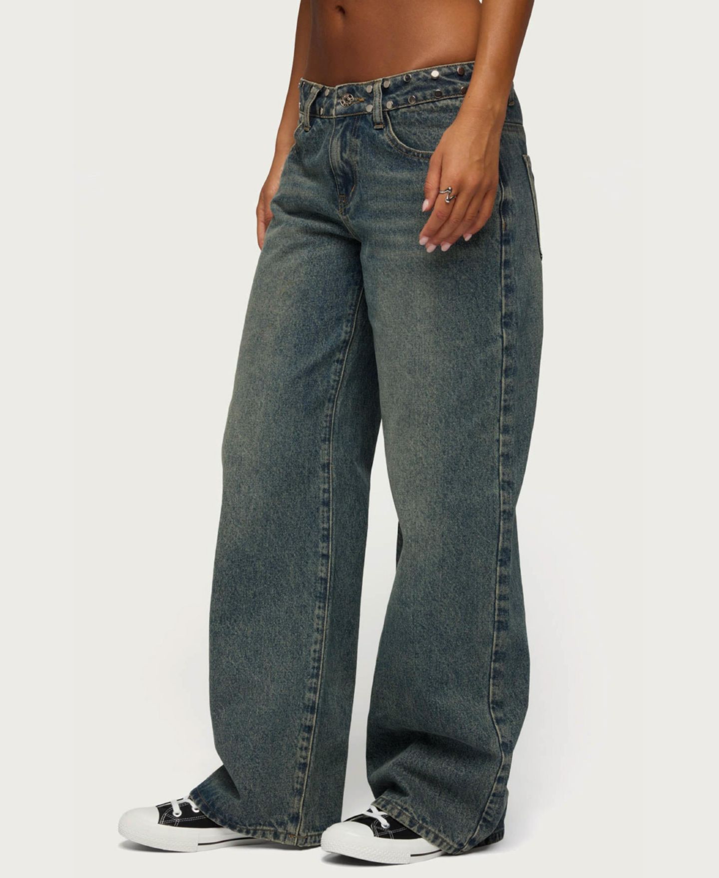 Женские джинсы Edikted Nyc Low-Rise Baggy Studded, цвет: Синий потёртый — фото 4