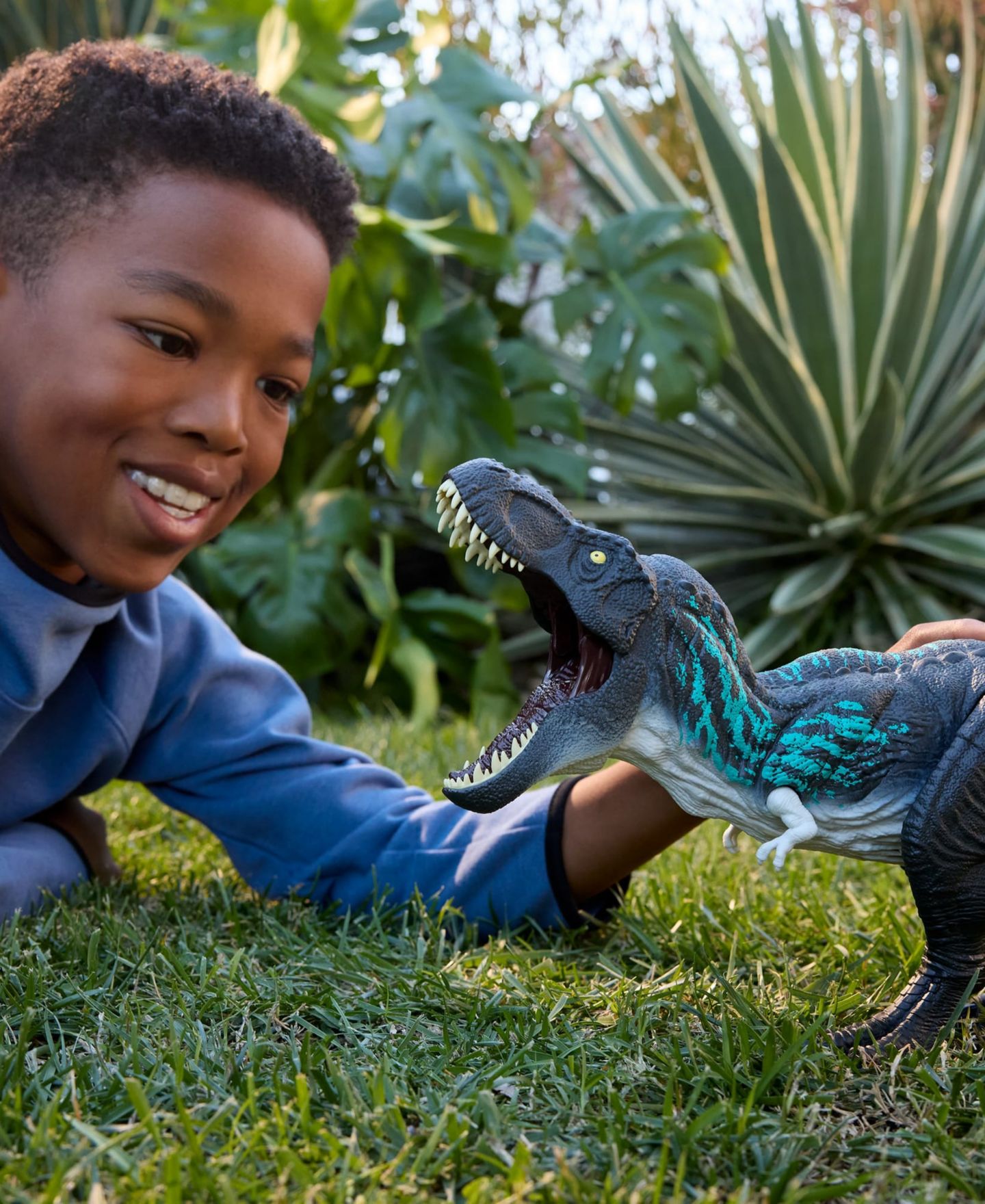 Детская фигурка Jurassic World Muscle Madness Tyrannosaurus Rex 21.5" Action Figure, Ages 4+ — фото 2