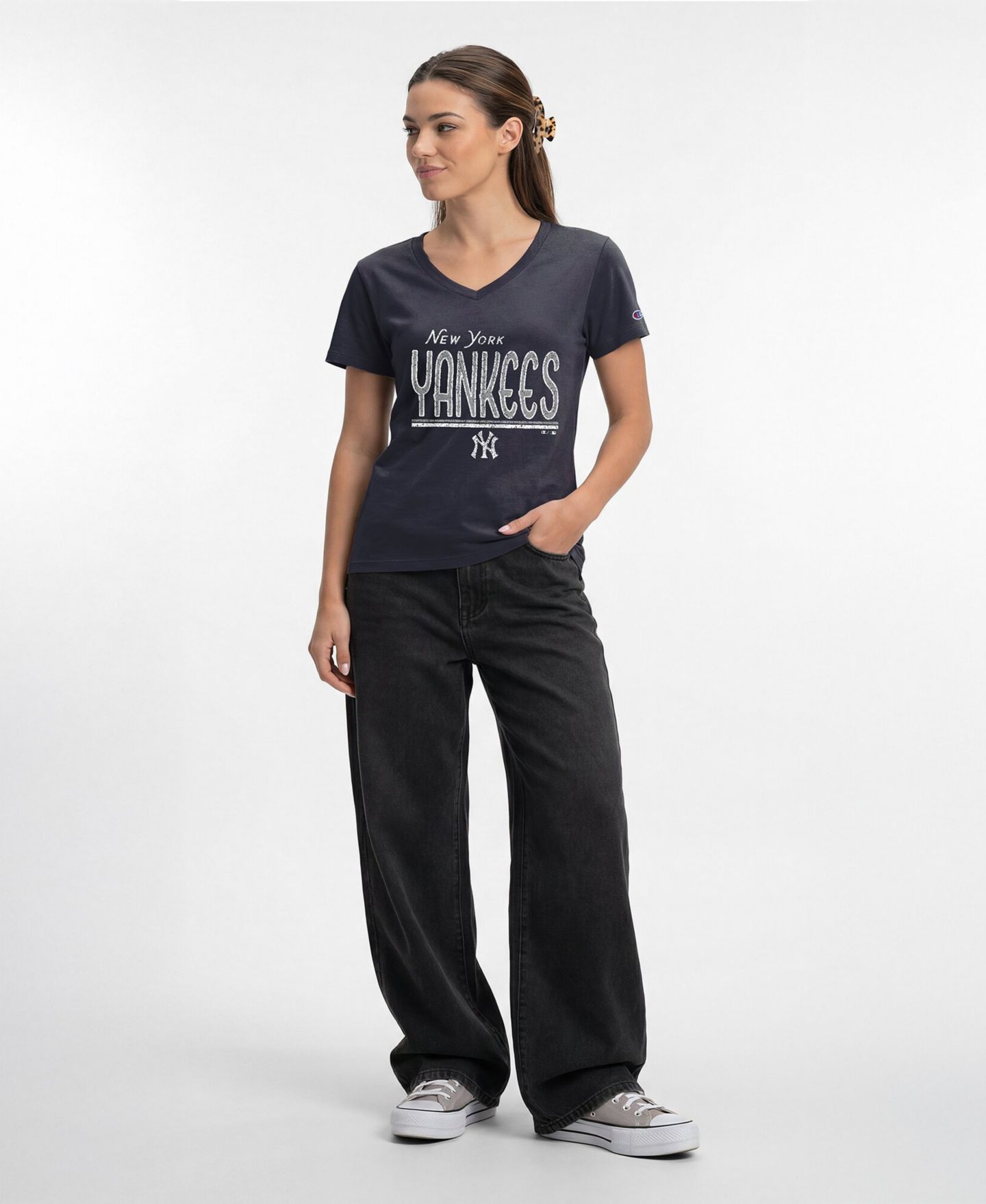 Женская футболка Champion New York Yankees Core V-Neck Classic Fit — фото 3