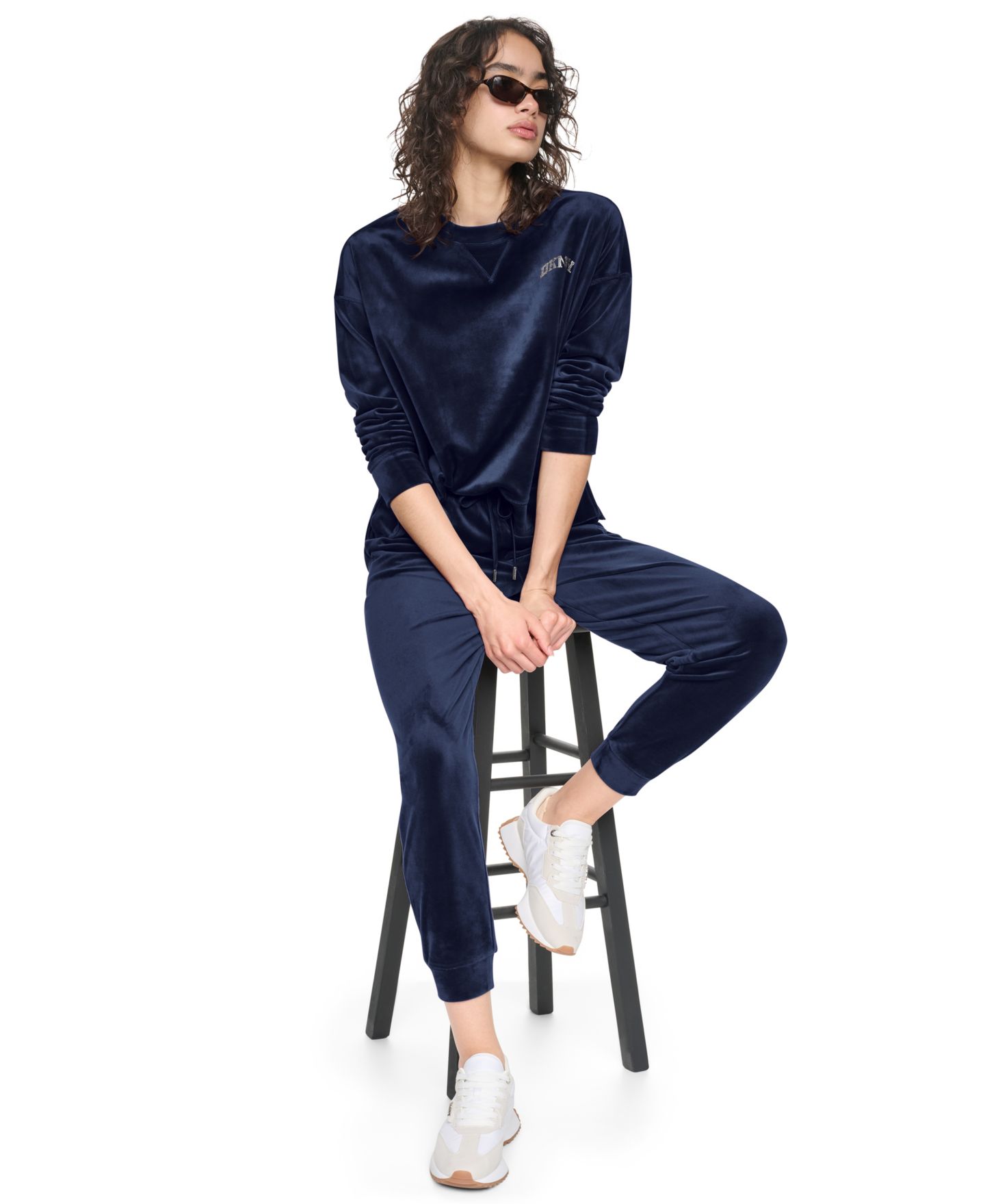 Женский свитер DKNY Sport Super-Soft Velour Relaxed-Fit High-Low Crewneck Pullover Top with Varsity Rhinestone Logo, цвет: Бордово-красный — фото 10