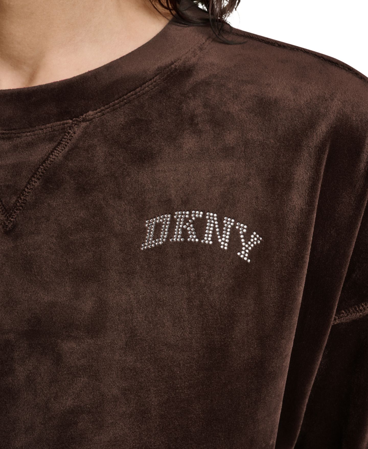 Женский свитер DKNY Sport Super-Soft Velour Relaxed-Fit High-Low Crewneck Pullover Top with Varsity Rhinestone Logo, цвет: Бордово-красный — фото 22