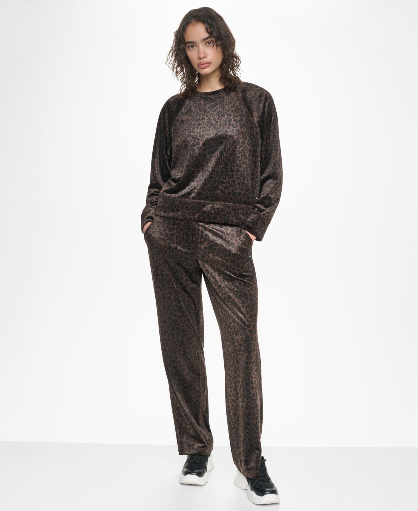 Женский свитер DKNY Sport Leopard-Print Super-Soft Velour Raglan Pullover Top, цвет: Леопардовый тёмно-коричневый — фото 11