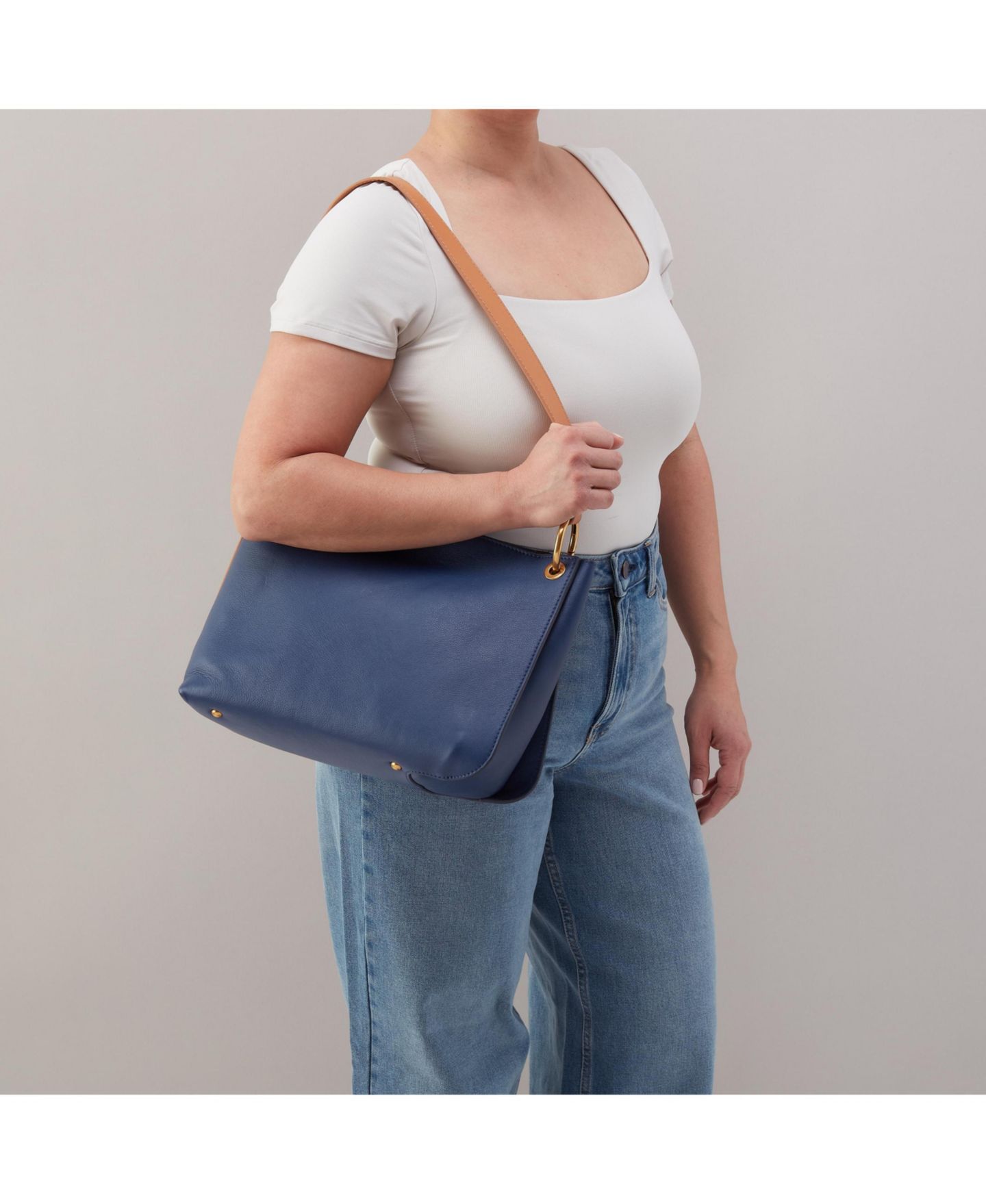 Женская сумка HOBO Rayna Double-Faced Leather Shoulder, цвет: Тёмно-синий — фото 4