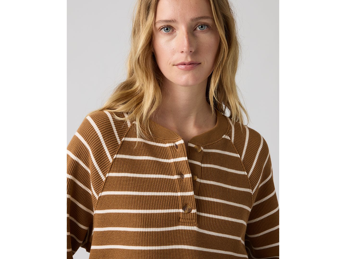 Женский топ Levi's Plus Size Lassen Waffle-Knit Button-Up Henley, цвет: Полосатый коричневый — фото 2