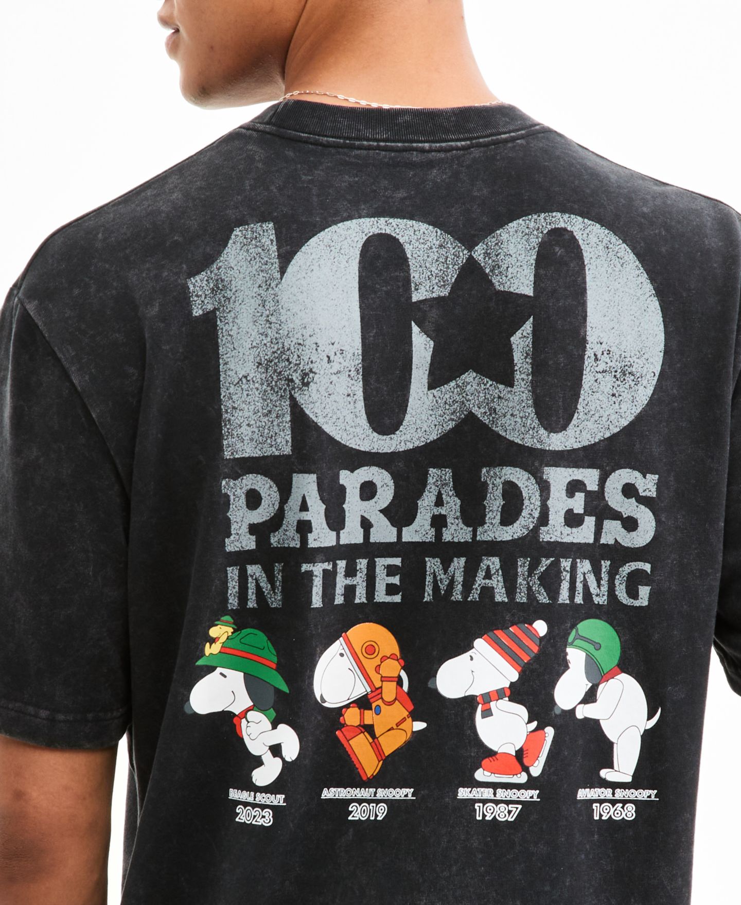 Футболка Peanuts | Macy's 100th Thanksgiving Day Parade Adult Unisex Snoopy Balloons Through The Years Graphic — фото 4