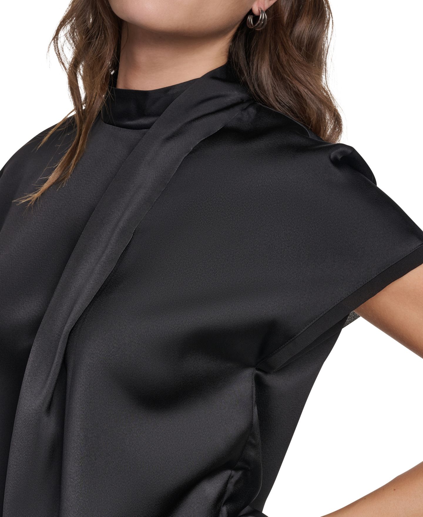 Женская блузка DKNY Short-Sleeve Mock-Neck Satin Blouse, цвет: Чёрный — фото 6