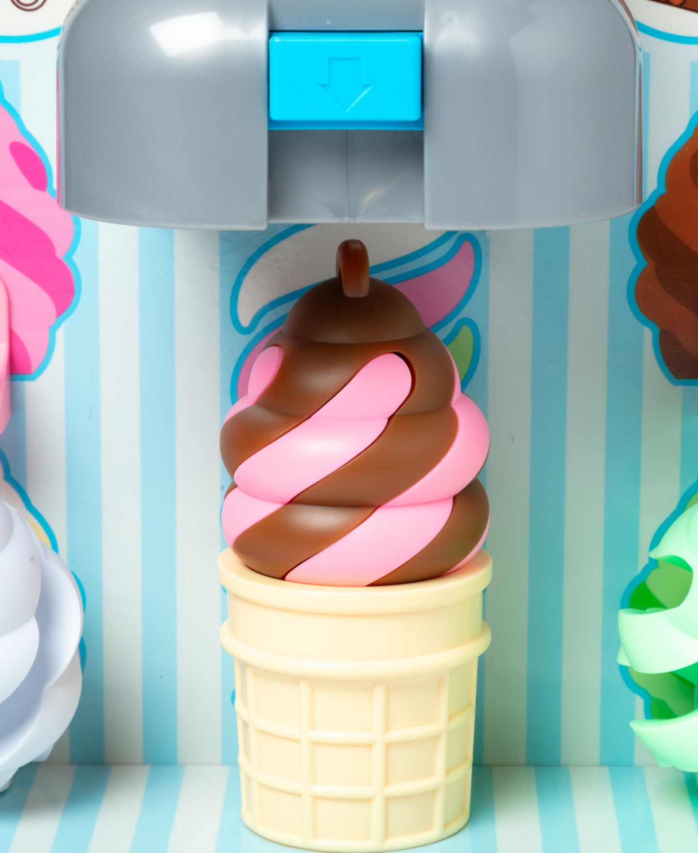 Детские игрушки Melissa and Doug Two-Color Swirl & Serve 8-Piece Ice Cream Play Set, Ages 3+ — фото 5