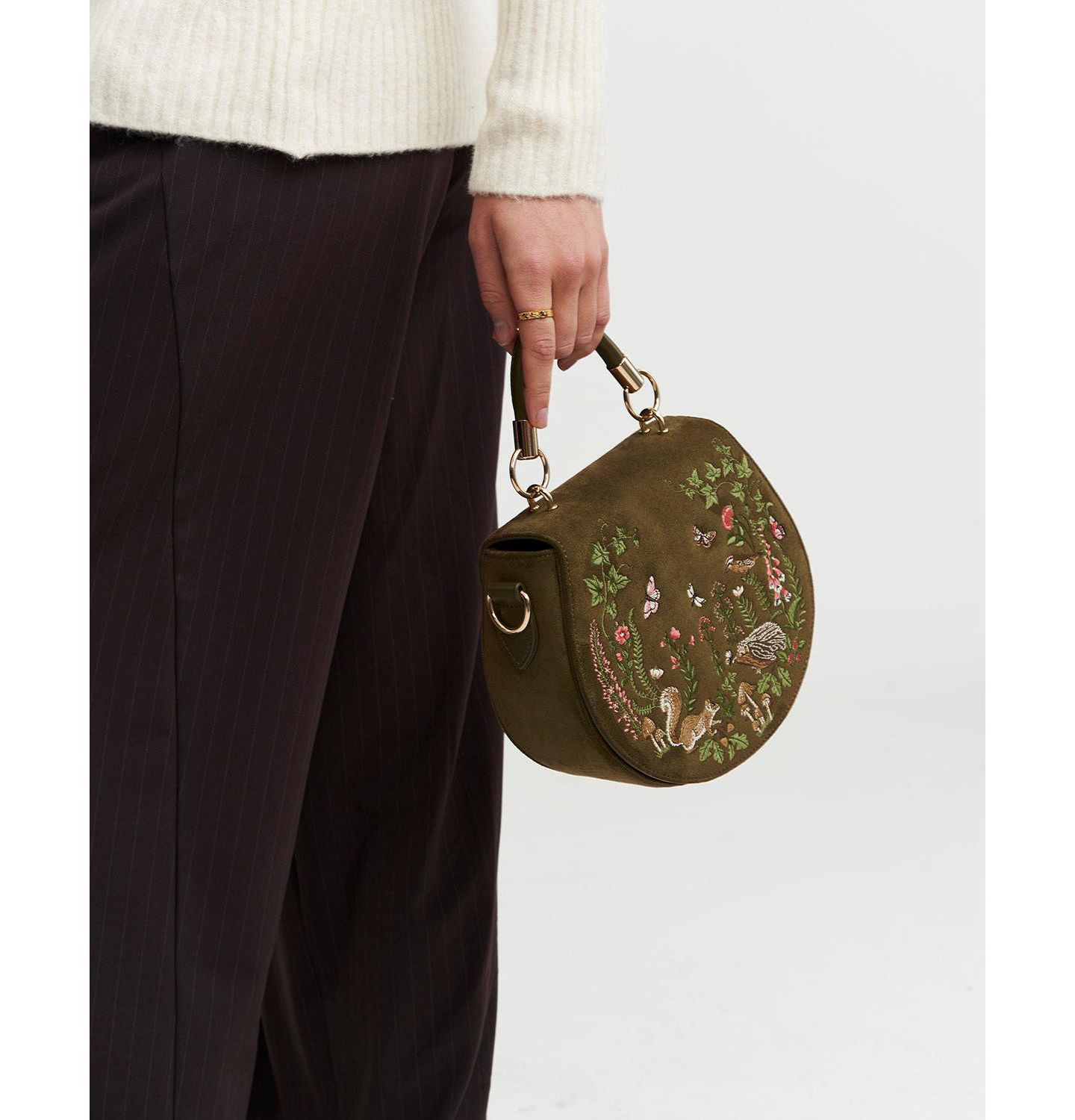 Женская сумка Fable England Charlotte Meadow Scene Embroidered Faux Suede Saddle, цвет: Хаки — фото 3