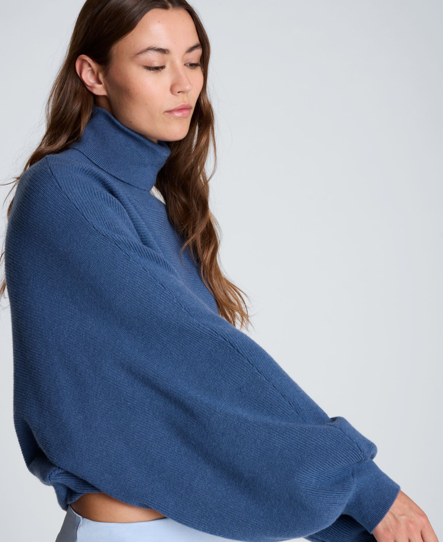 Женский свитер Kenneth Cole Horizontal Stitch Dolman Cropped Turtleneck, цвет: Состаренный синий — фото 3